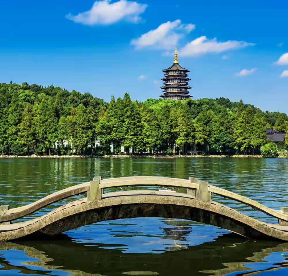 【携程攻略】杭州雷峰塔景点,站在岸边看西湖,不大,能看到对面的苏堤