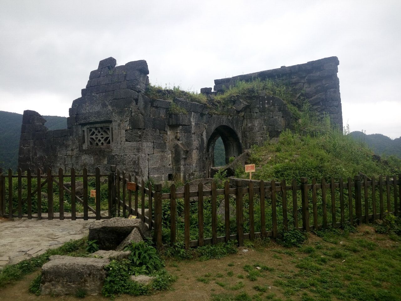 海龙屯位于贵州遵义老城西北约28公里的龙岩山巅,是一