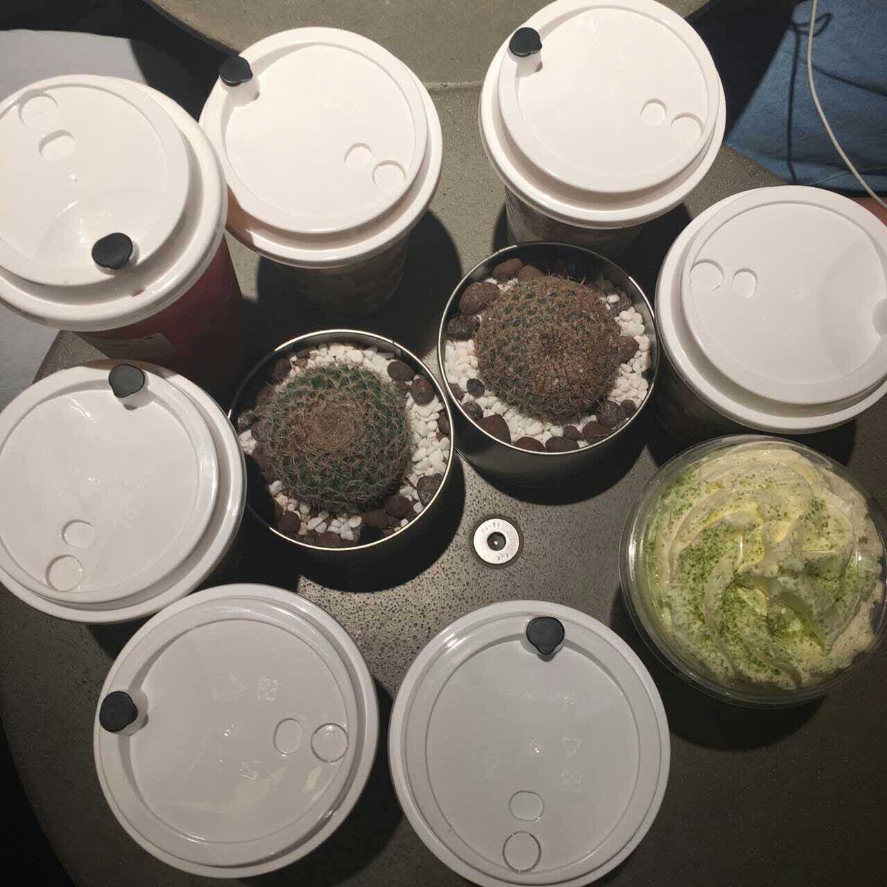 店很受欢迎啊排了好长的队和一堆朋友一起去布蕾珍珠奶茶抹茶奶茶and