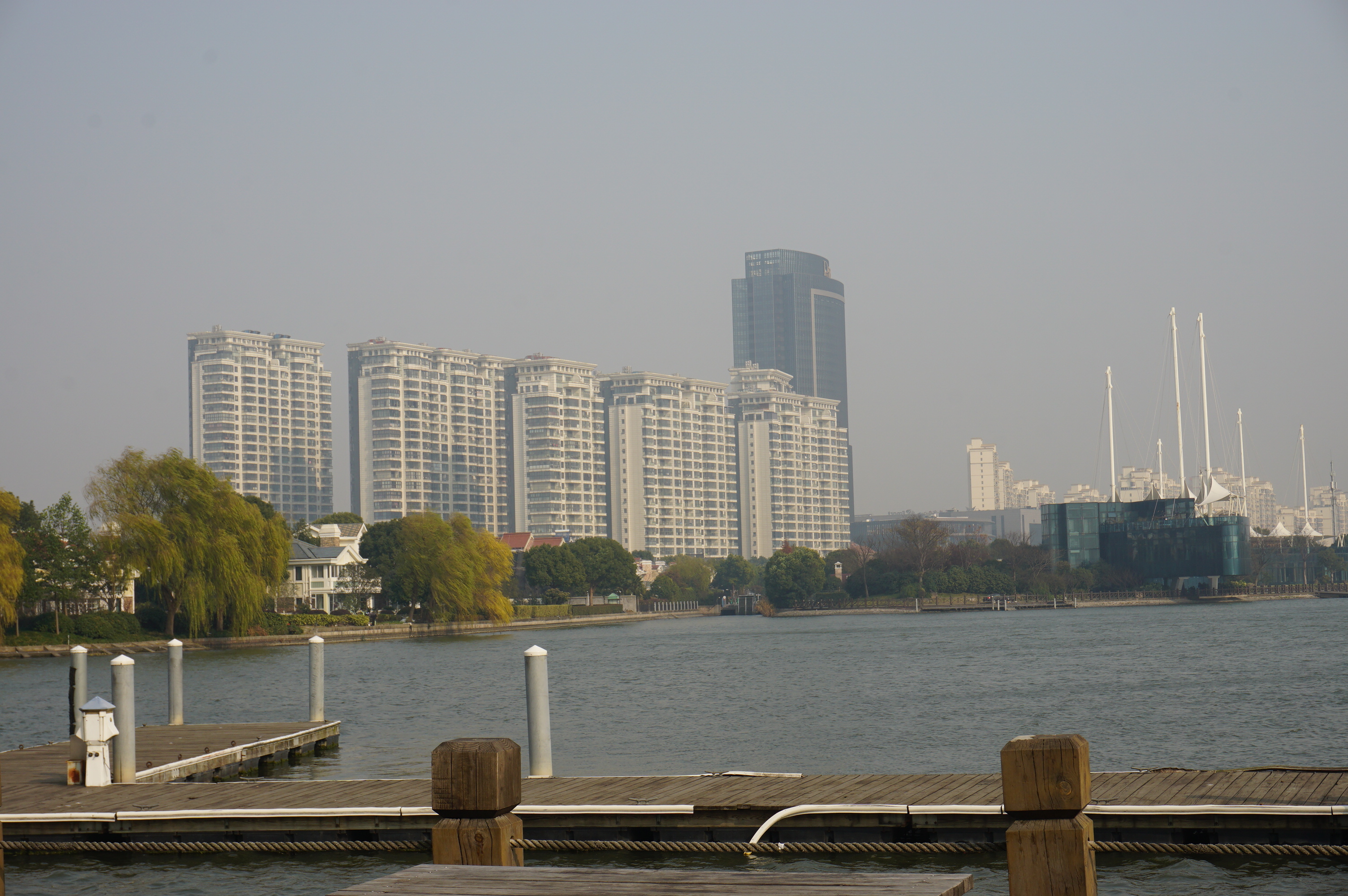 【携程攻略】松江区华亭湖景点,华亭湖是一座人工湖,坐落在泰晤士小镇