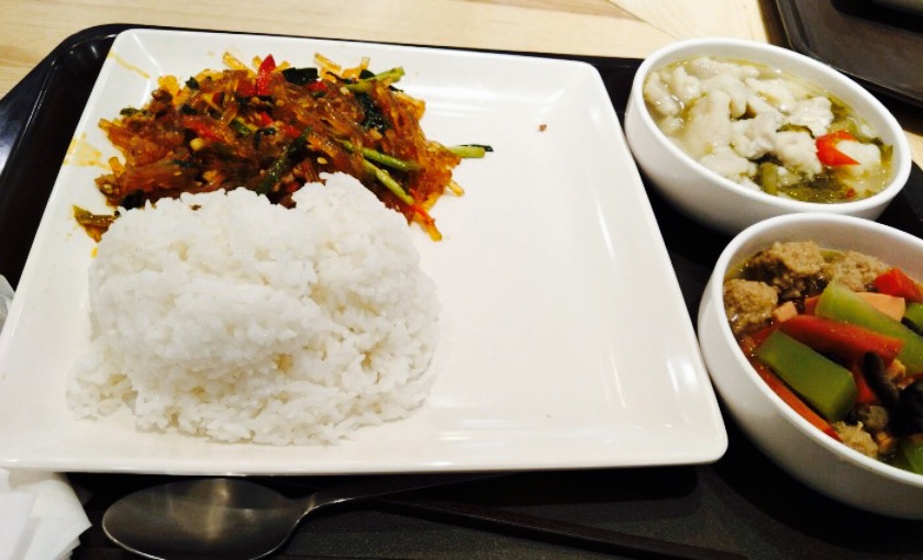 家门口的快餐店就看中大米先生菜品新鲜菜品丰富卫生有很多老年人都会