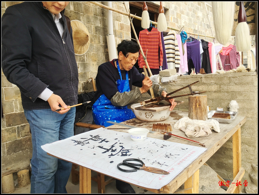 原住民在展示制作毛笔技艺