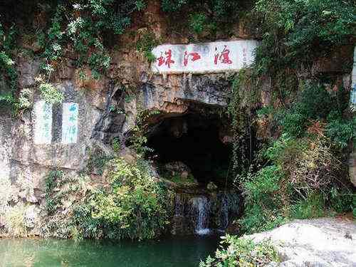 珠江源风景区,位于云南省曲靖市沾益县境内的马雄山麓,距离沾益县城50