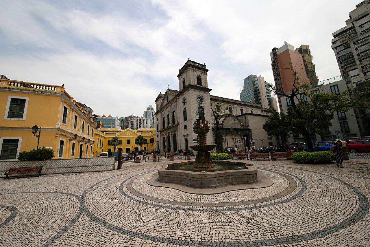 澳门主教座堂位于澳门历史街区,靠近水坑尾街.