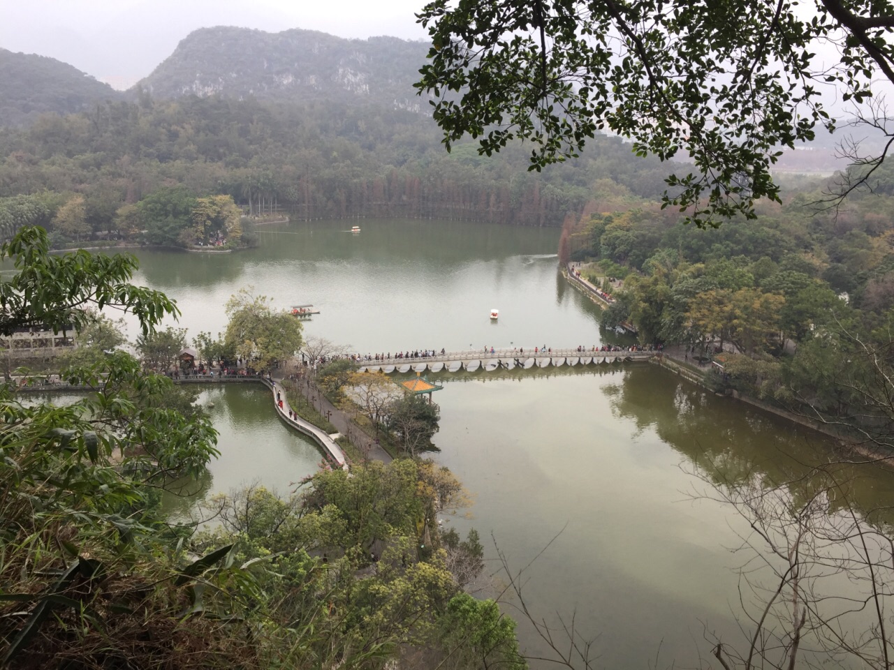 七星岩景区由几个湖区组成,湖面上有一座座的小桥和铁索桥连接在一起