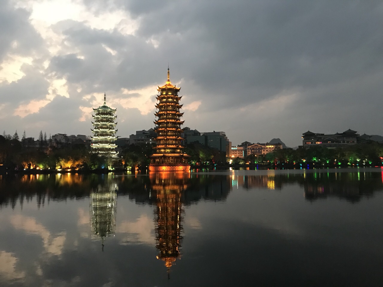 北站打的到景點並不遠 桂林打的還是挺實惠的 兩江四湖夜景