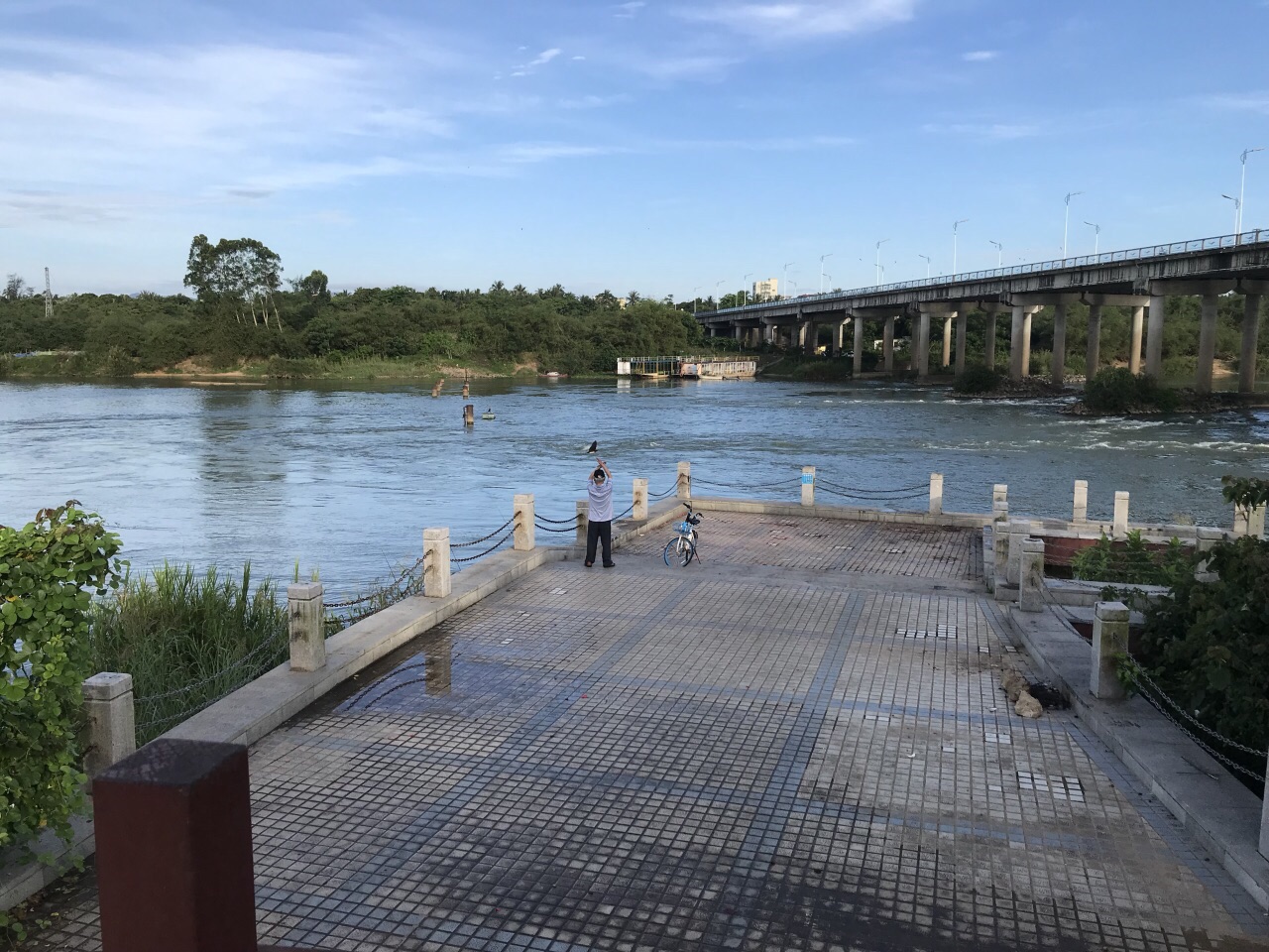 【携程攻略】海南万泉河景点,万泉河是琼海市的母亲河。我们坐车到了河边，拍了照片。河边修了景观…