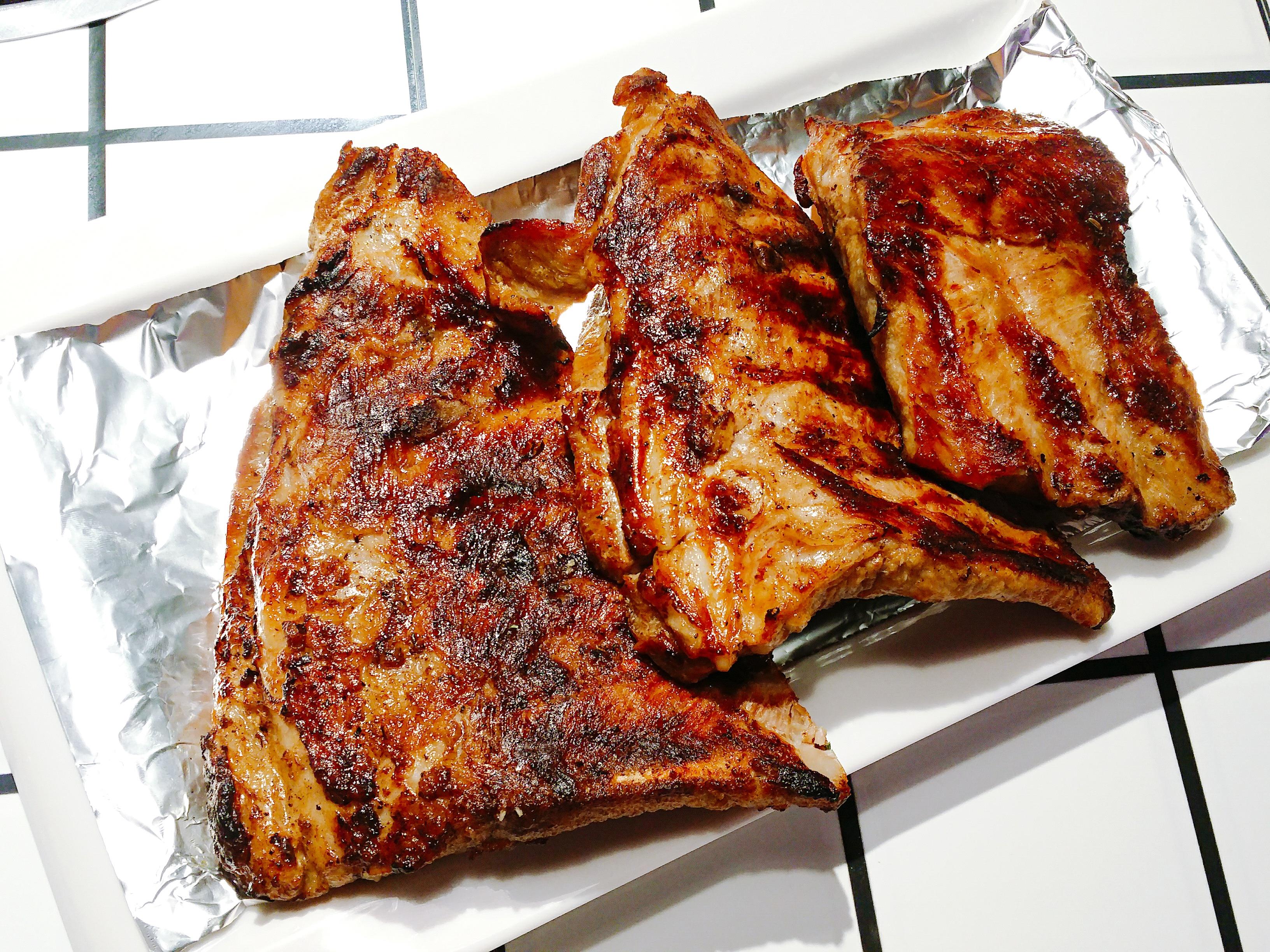 碳烤猪肋骨超级大的一块猪肋排吃货的自觉就是菜品刚端上来还没开始吃