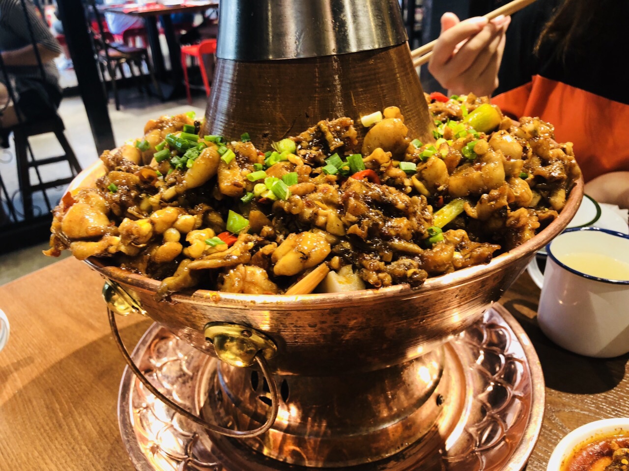 沪小二炭火蛙锅(静安大融城店)