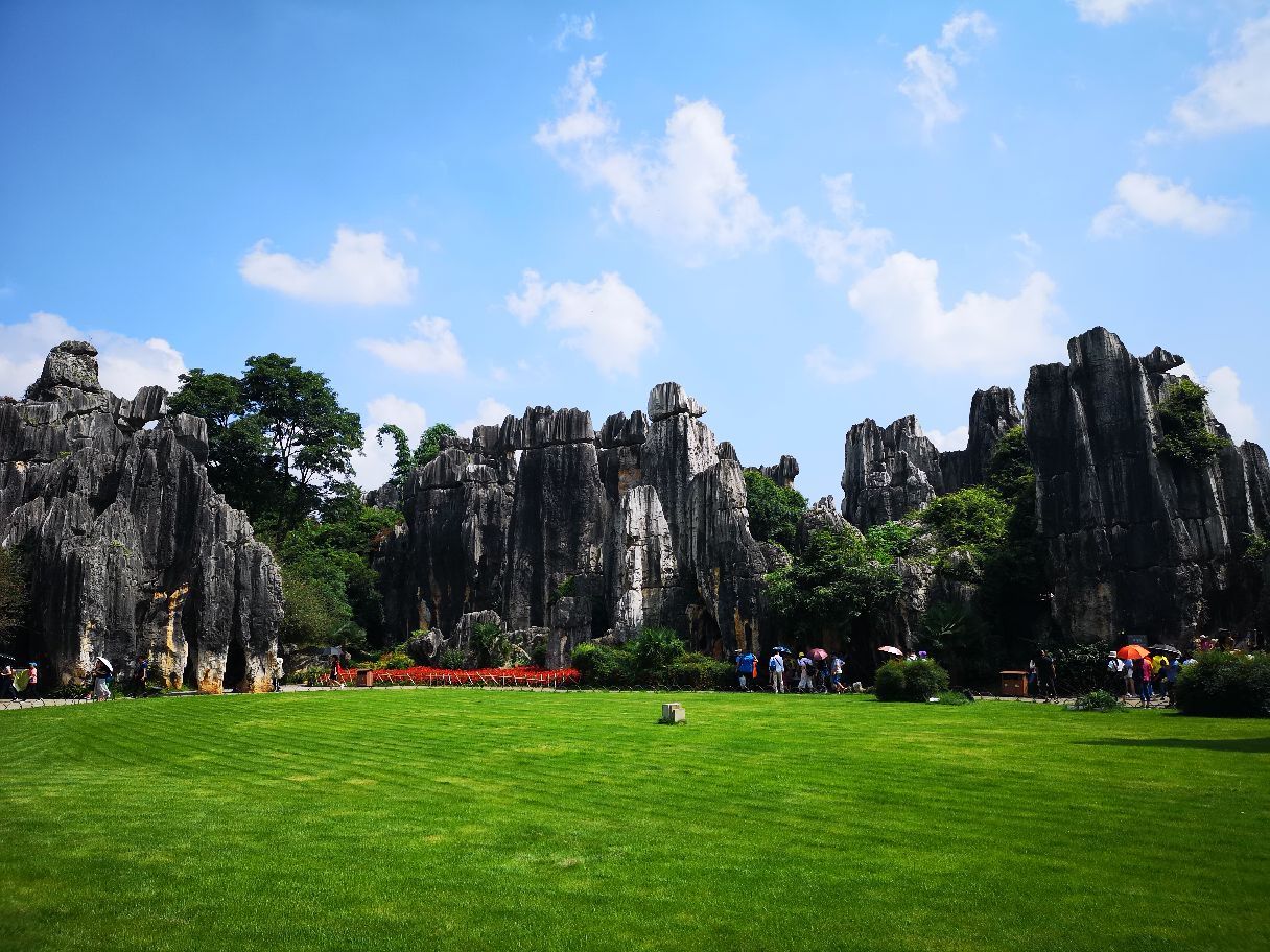 1,石林风景区主要景点1小石林 小石林阿诗玛景区,宽厚墩实的石壁像