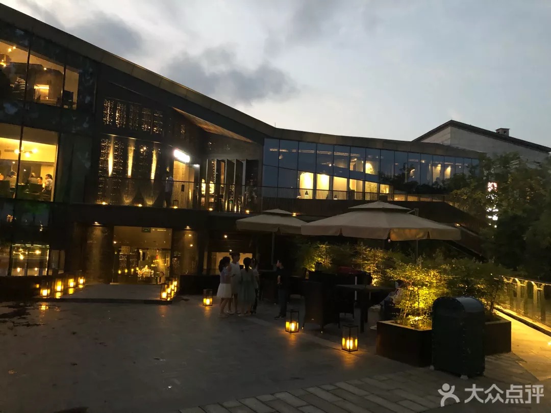 店内环境不错装修的古色古香主营徽州菜菜的味道不错可能是南北的口味