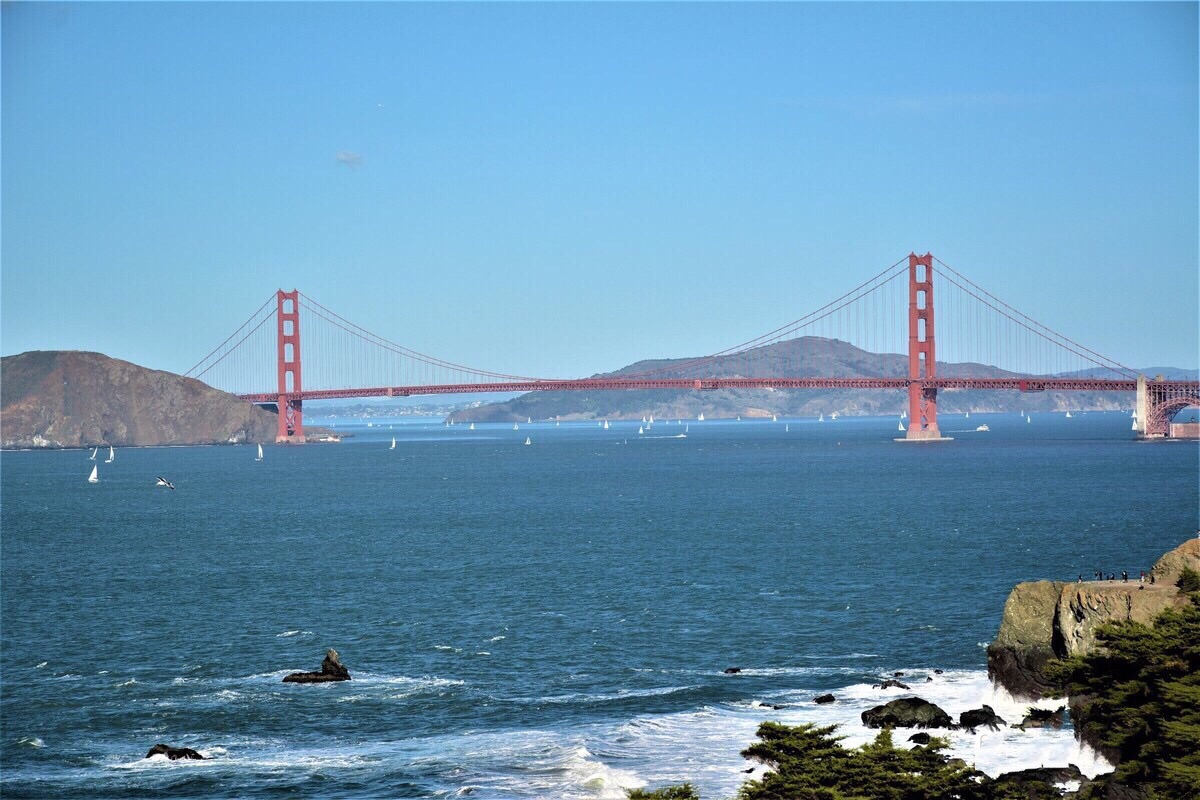 金门大桥屹立于美国加利福尼亚州旧金山金门海峡之上,是世界著名的