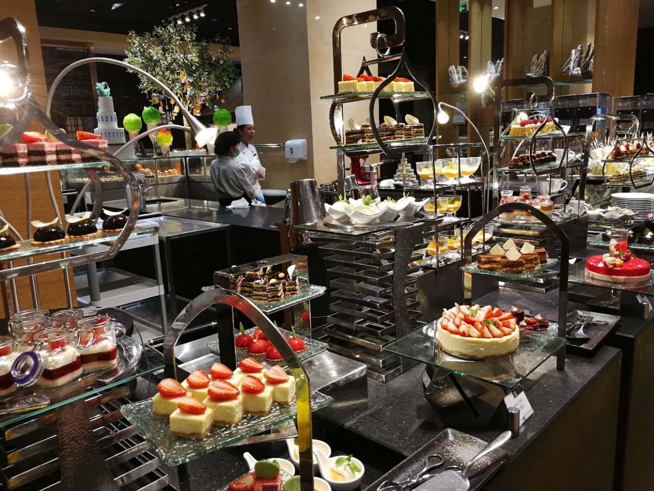 2021昆明洲际酒店·长街西餐自助美食餐厅,菜品的数量不算少,尤其甜品