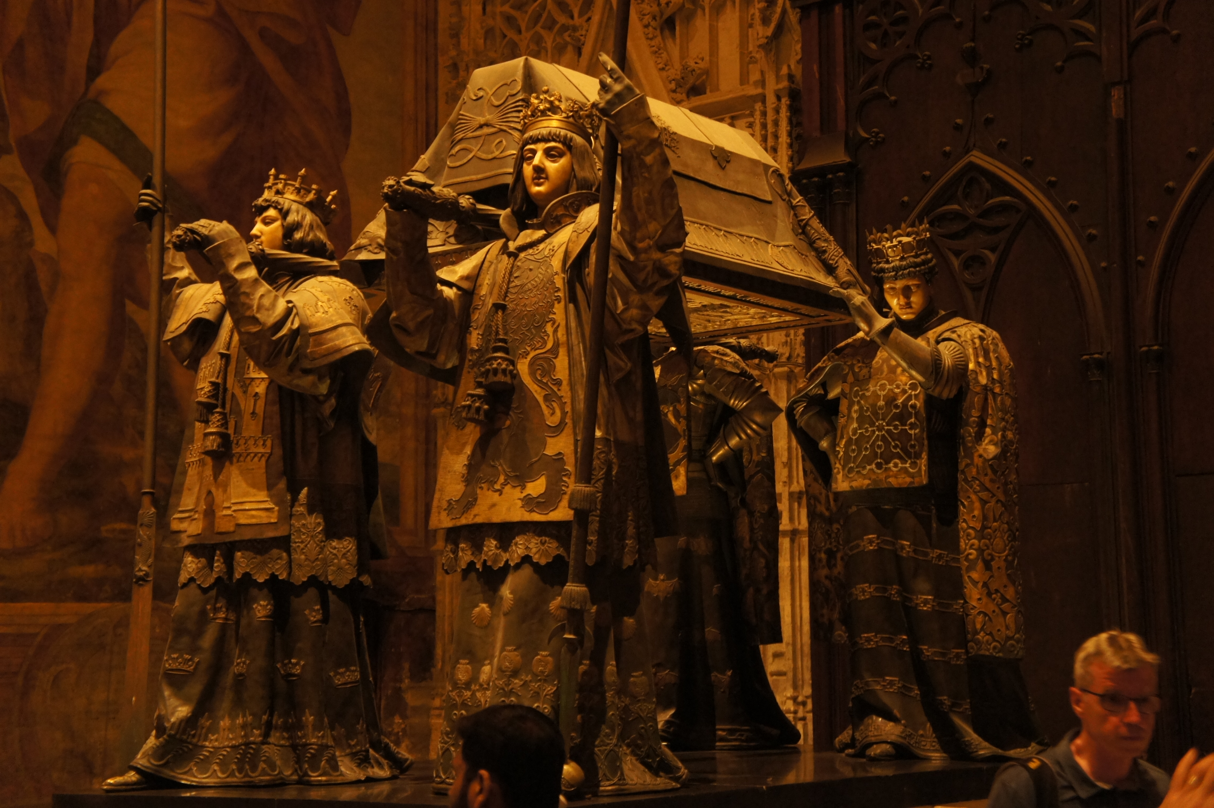 萨拉曼卡大教堂因为有哥伦布而显得很特别,四王抬棺的雕塑栩栩如生