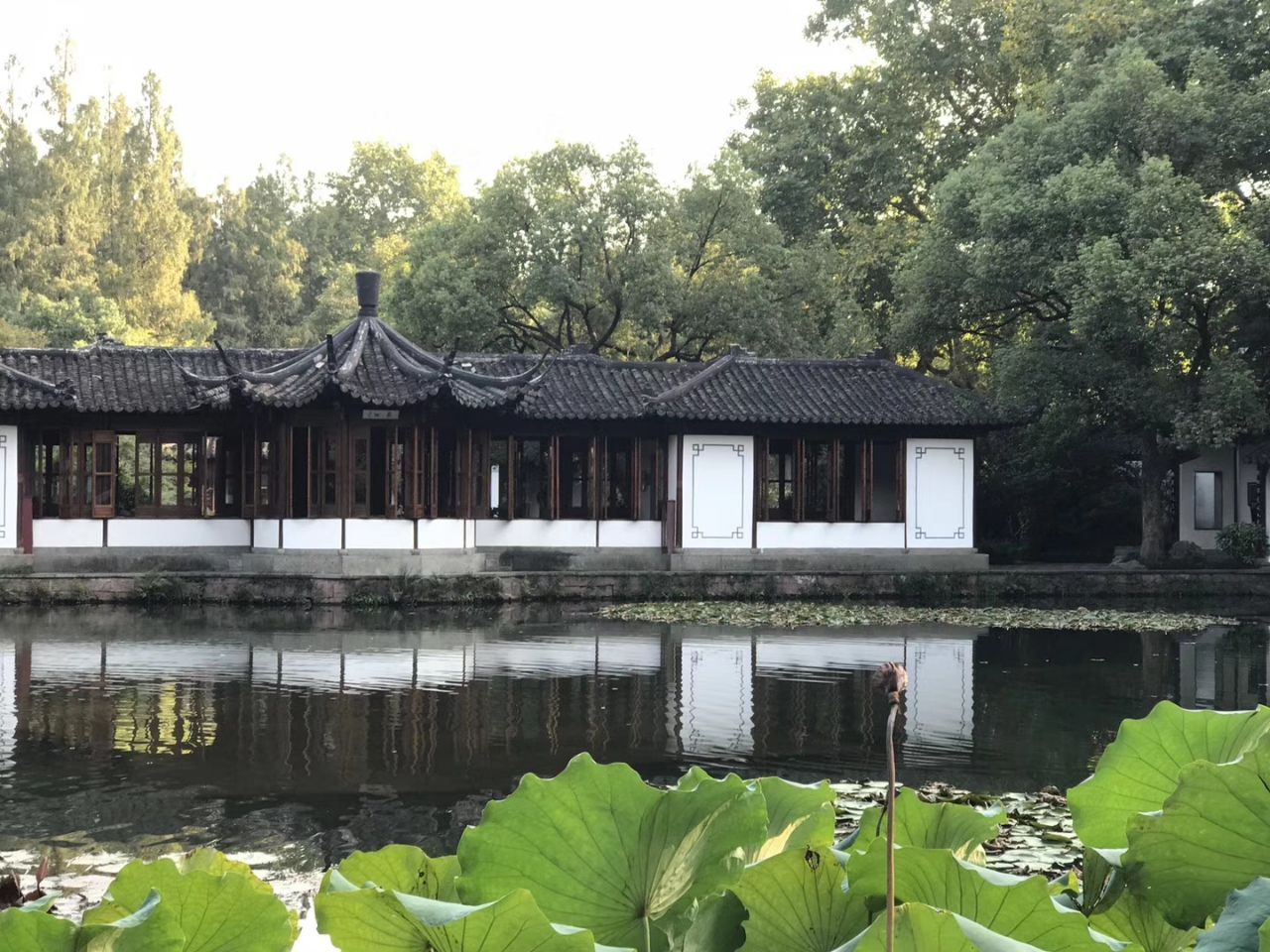 【携程攻略】杭州郭庄景点,郭庄，是杭州西湖之上一座最具有江南园林建筑艺术特色的私家花园。从…