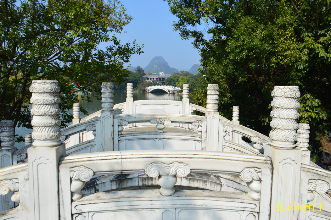 桂林古榕双桥图片