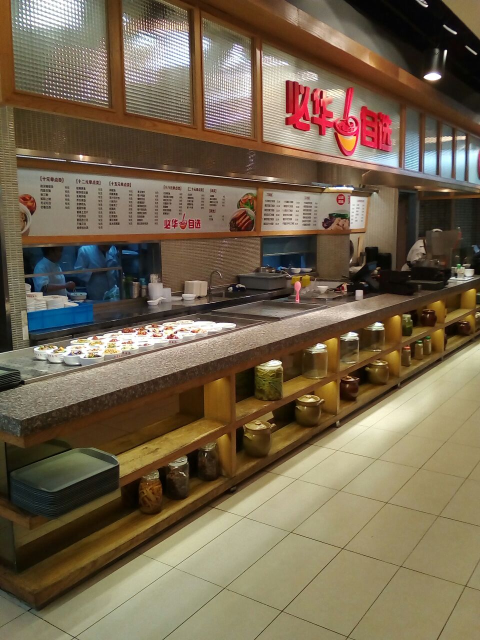 這家是美食廣場內唯一的中式快餐店,為顧客提供自助式中餐,菜餚品種