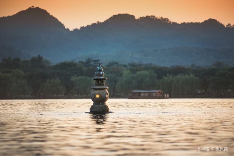 Three Pools Mirroring the Moon travel guidebook must visit attractions