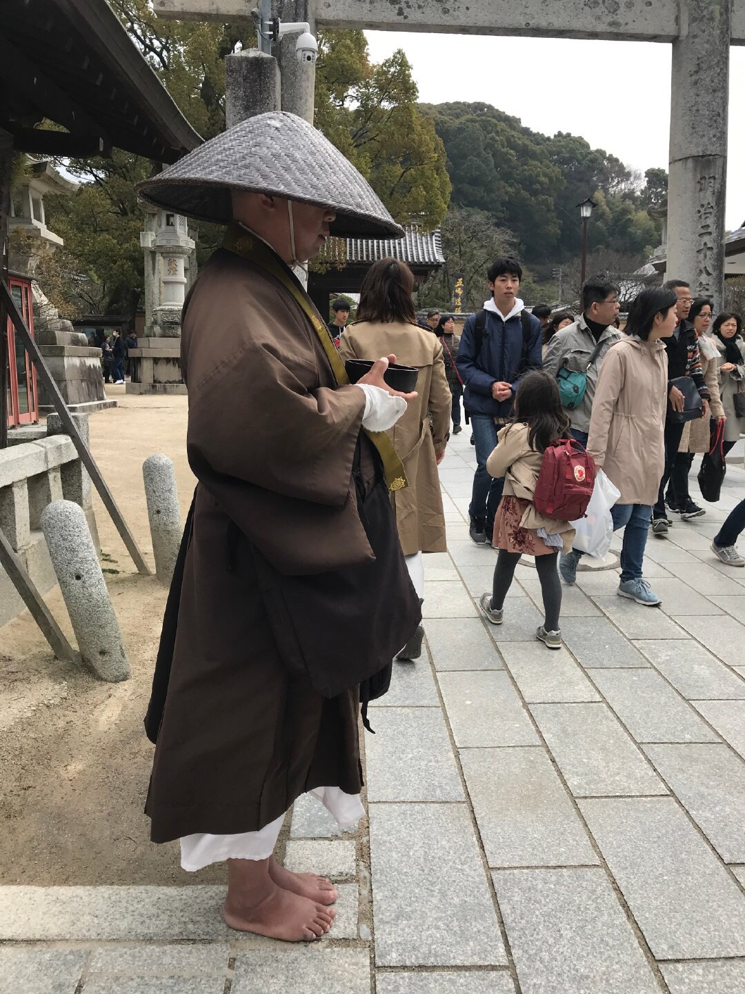 第一次见到真的拿了个钵,斗笠盖脸,外出化缘的日本僧人,赤脚站在天满