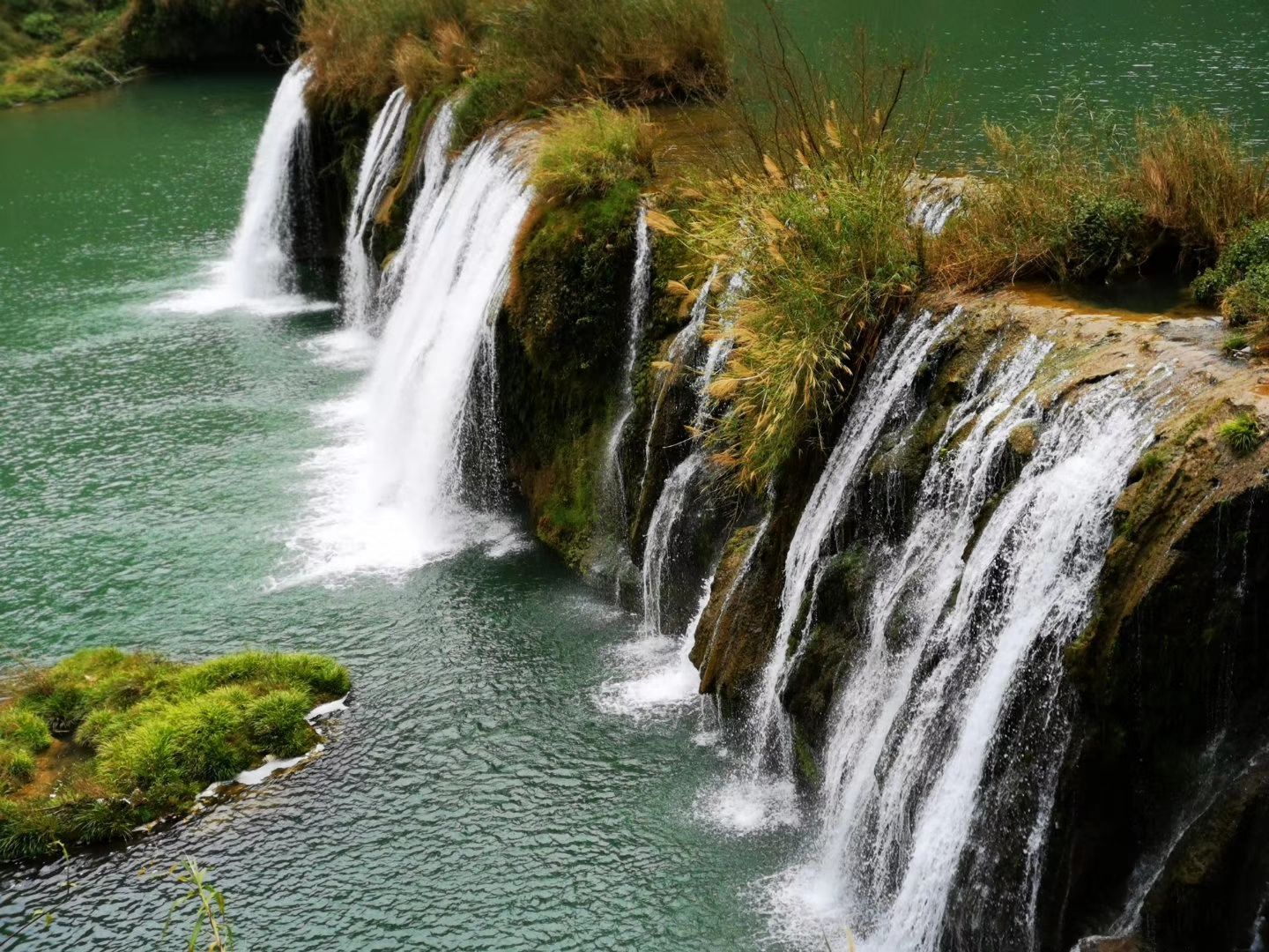 【携程攻略】九寨沟诺日朗瀑布景点,诺日朗瀑布是老版西游记的拍摄地点，也是九寨沟最大瀑布，全景一定要…