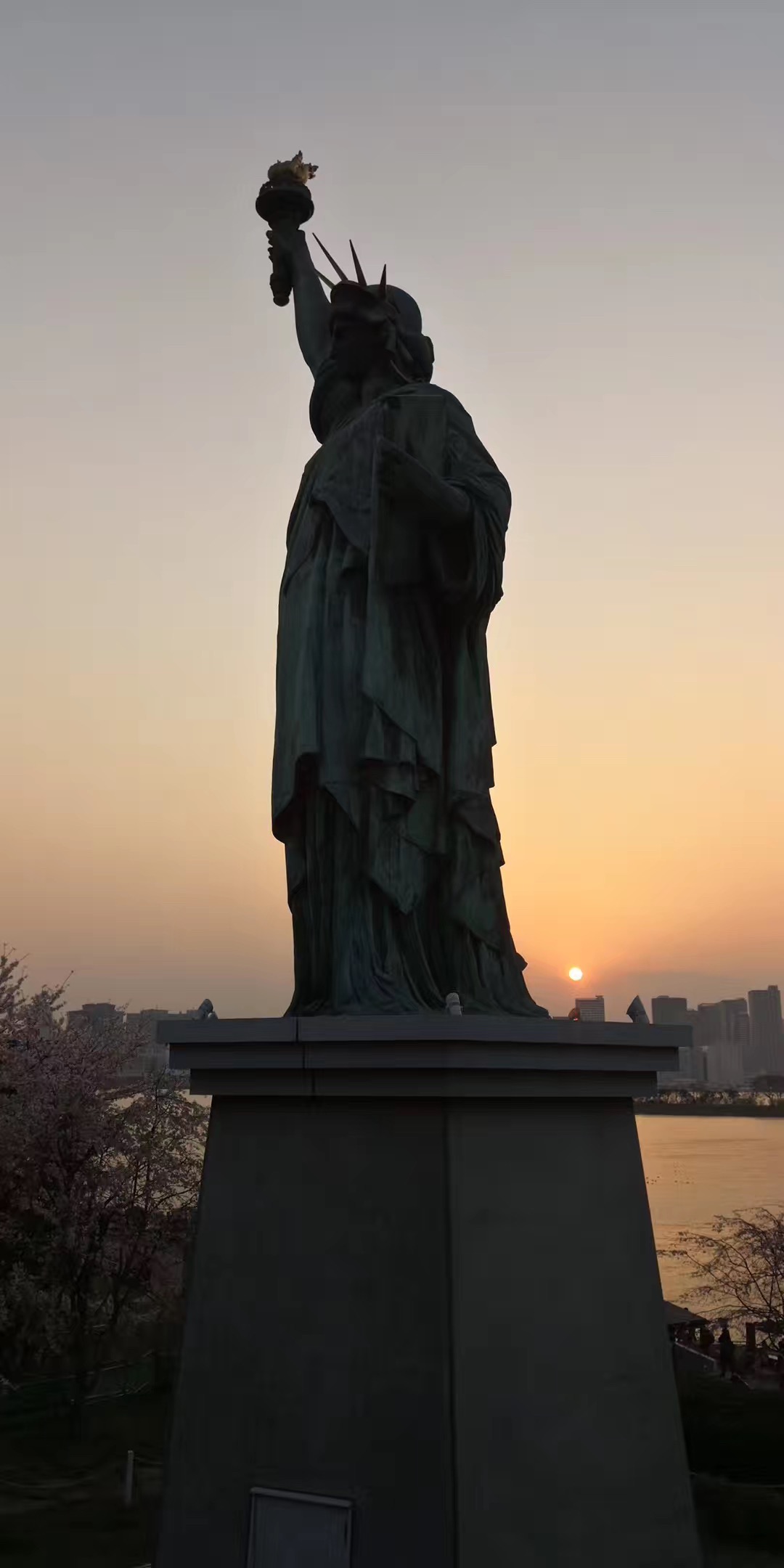 历史上的今天10月4日_1904年弗里德利·奥古斯特·巴特勒迪逝世。弗里德利·奥古斯特·巴特勒迪，法国雕塑家、自由女神像雕塑者（1834年出生）