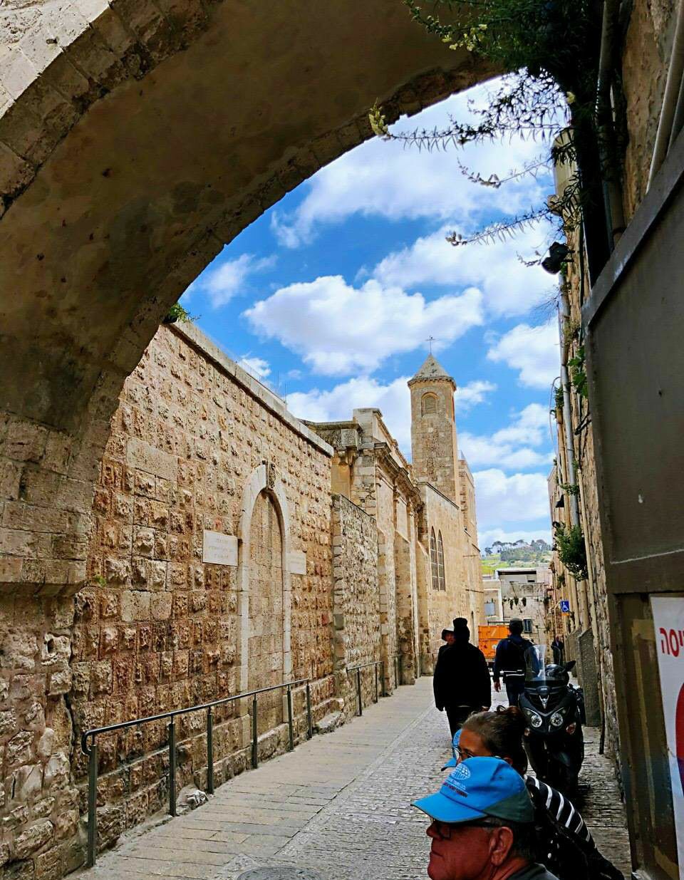 耶路撒冷"苦路",这是以色列著名的一条宗教圣地.