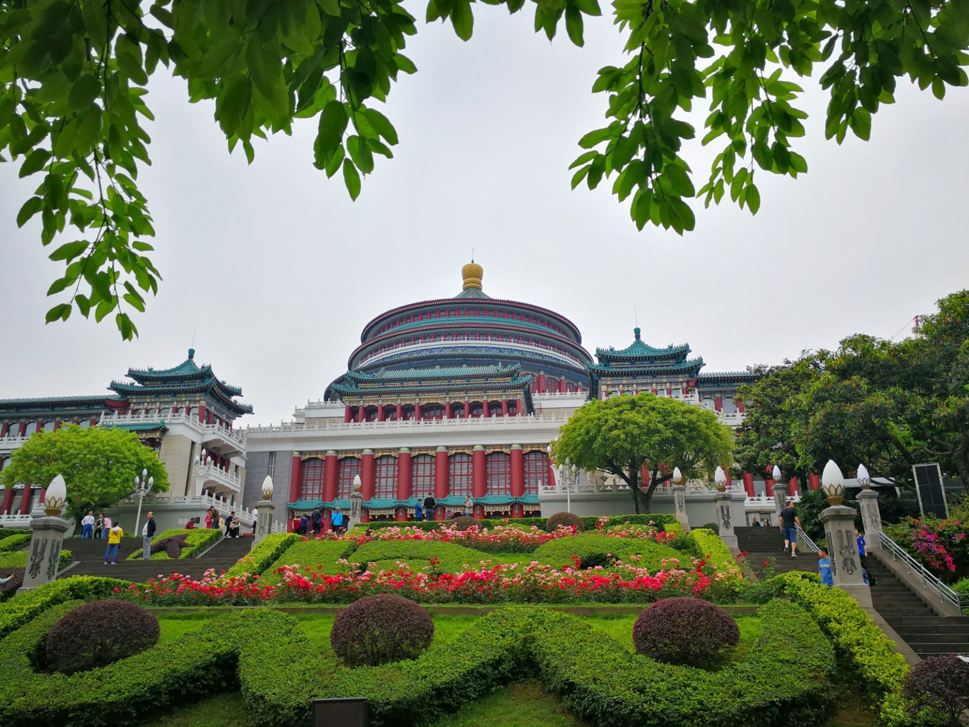 【携程攻略】重庆人民大礼堂景点,人民大礼堂和三峡博物馆是面对面的两个建筑，可以放在一起游览。人民…