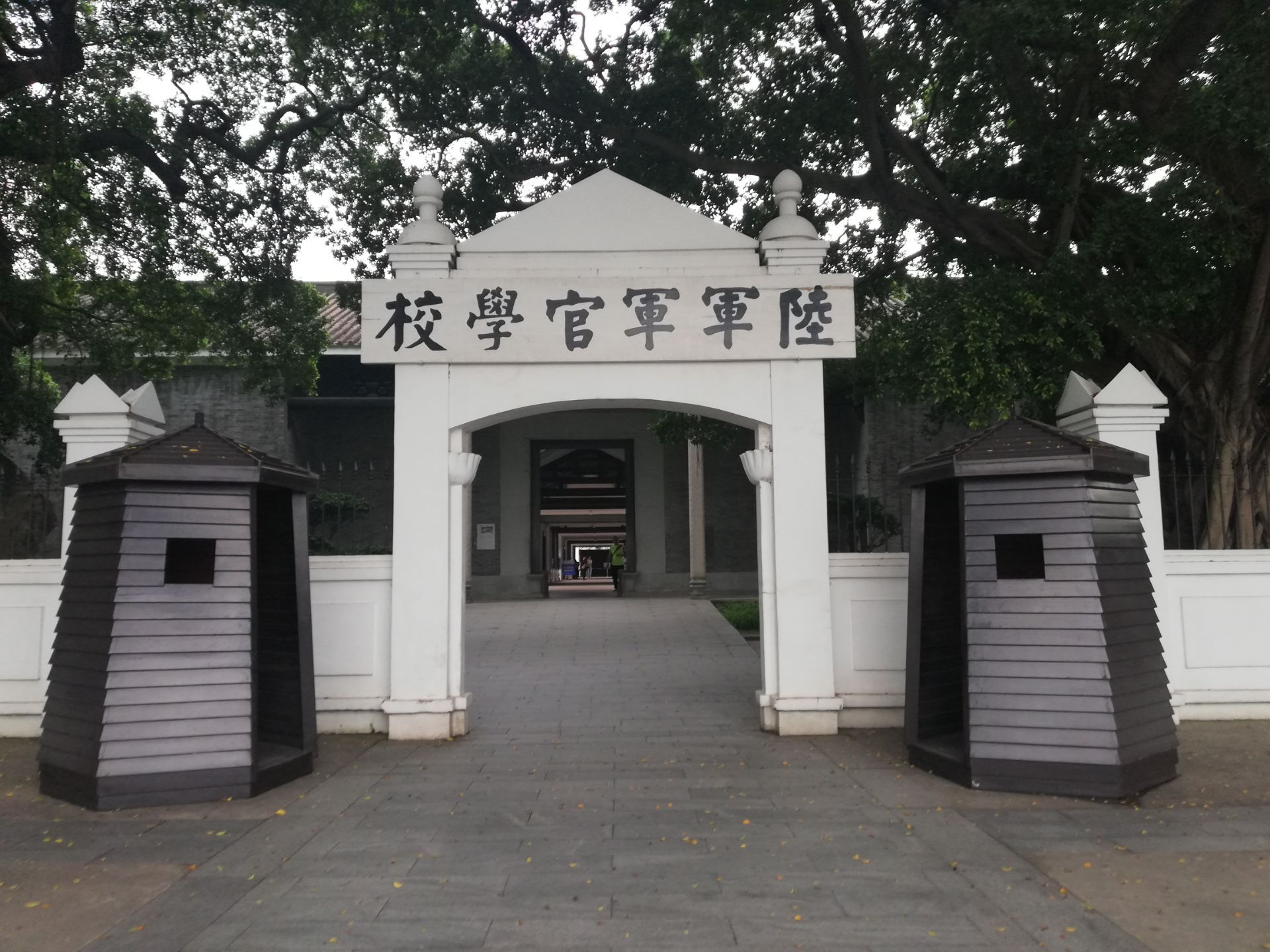 整个黄埔军校位于广州市的长州岛上这也是目前广州市非常知名的红色