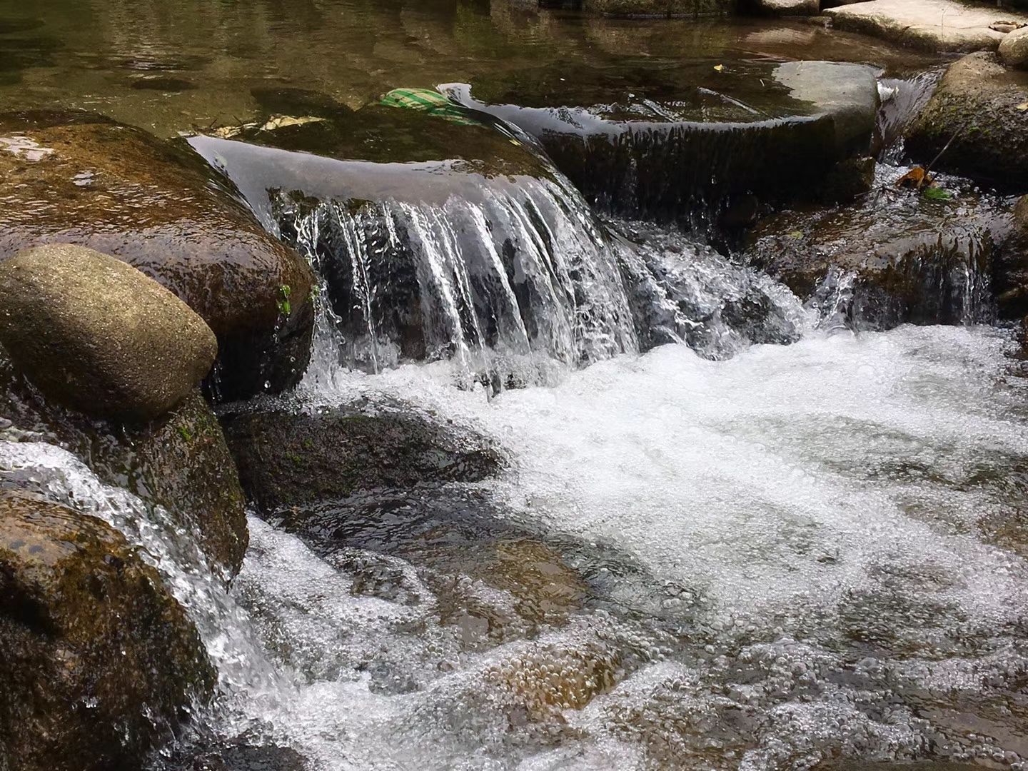 白水瀑布位于阳江阳春市八甲镇10多公里外的崇山峻岭中.