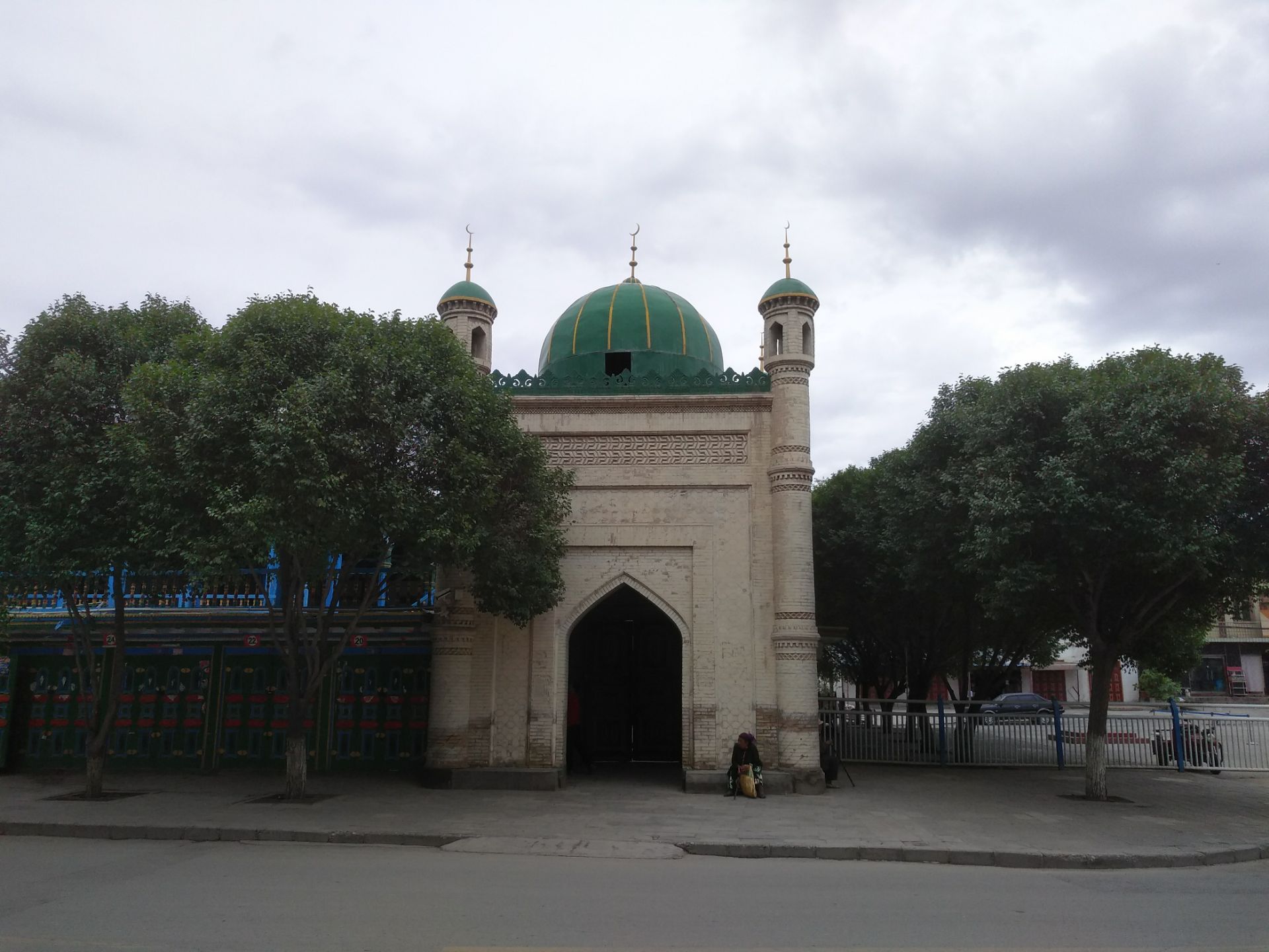 库车老城区位于库车市西部,隔着一条河,进入老城区后,都是老式的矮