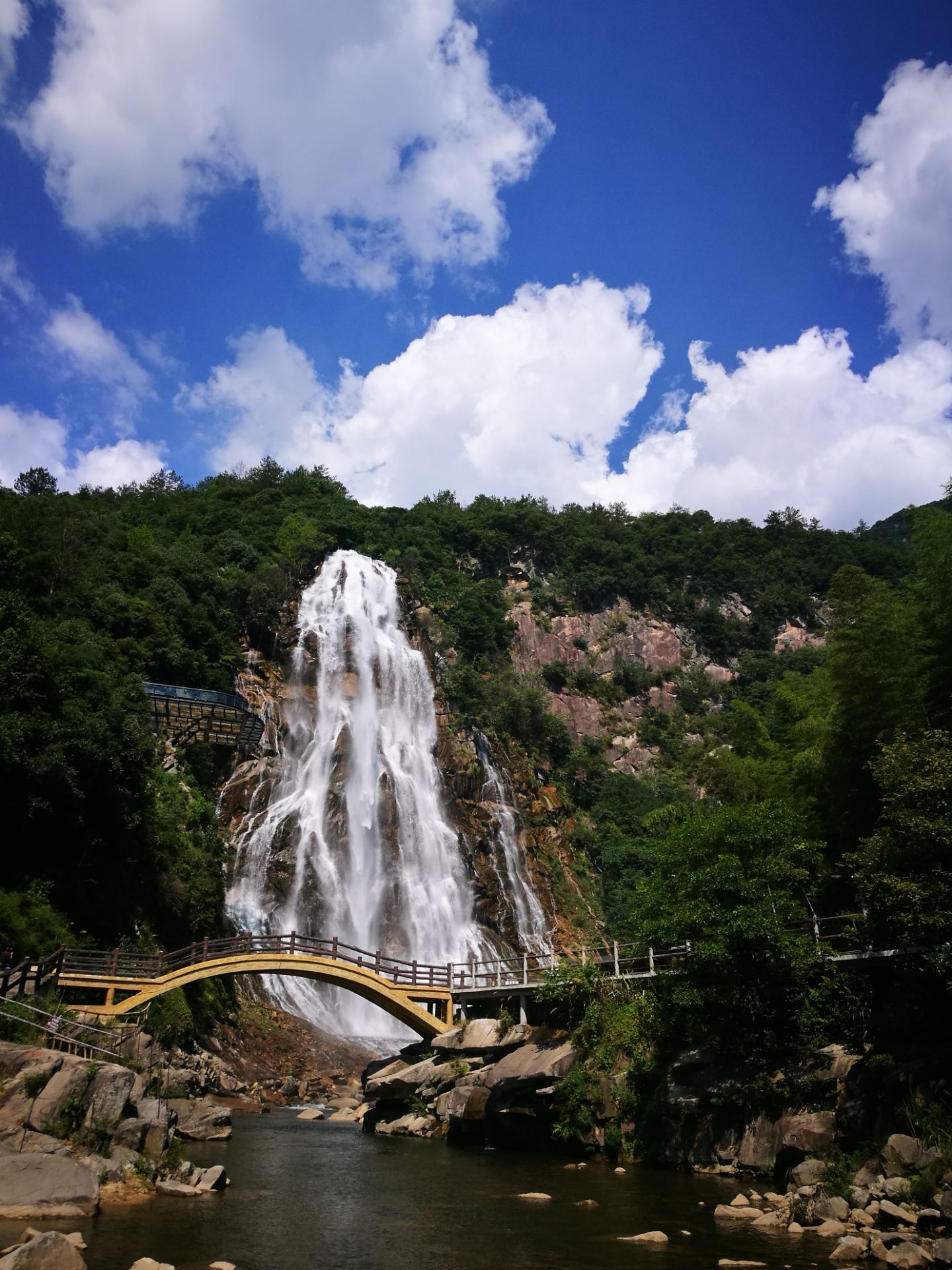 大别山彩虹瀑布