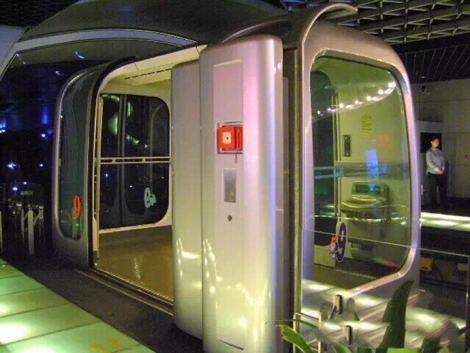 乘坐往返的外滩观光隧道到了浦东又回到浦西感觉不错今天主要游览浦西