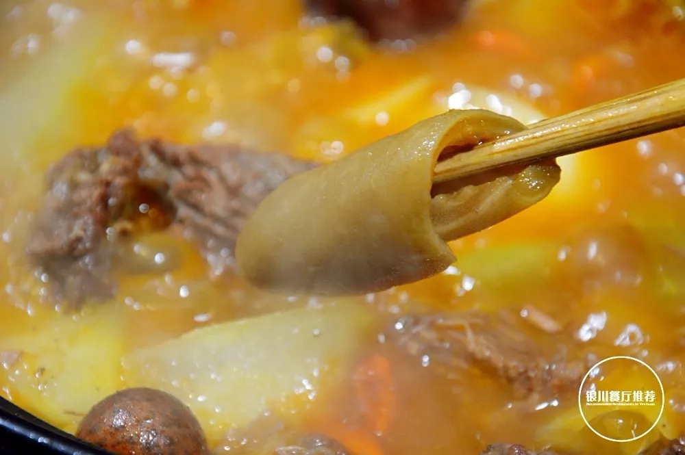 当中驴皮驴肉的份量也很大还配有山药冬瓜一大份上桌看起来就非常诱人