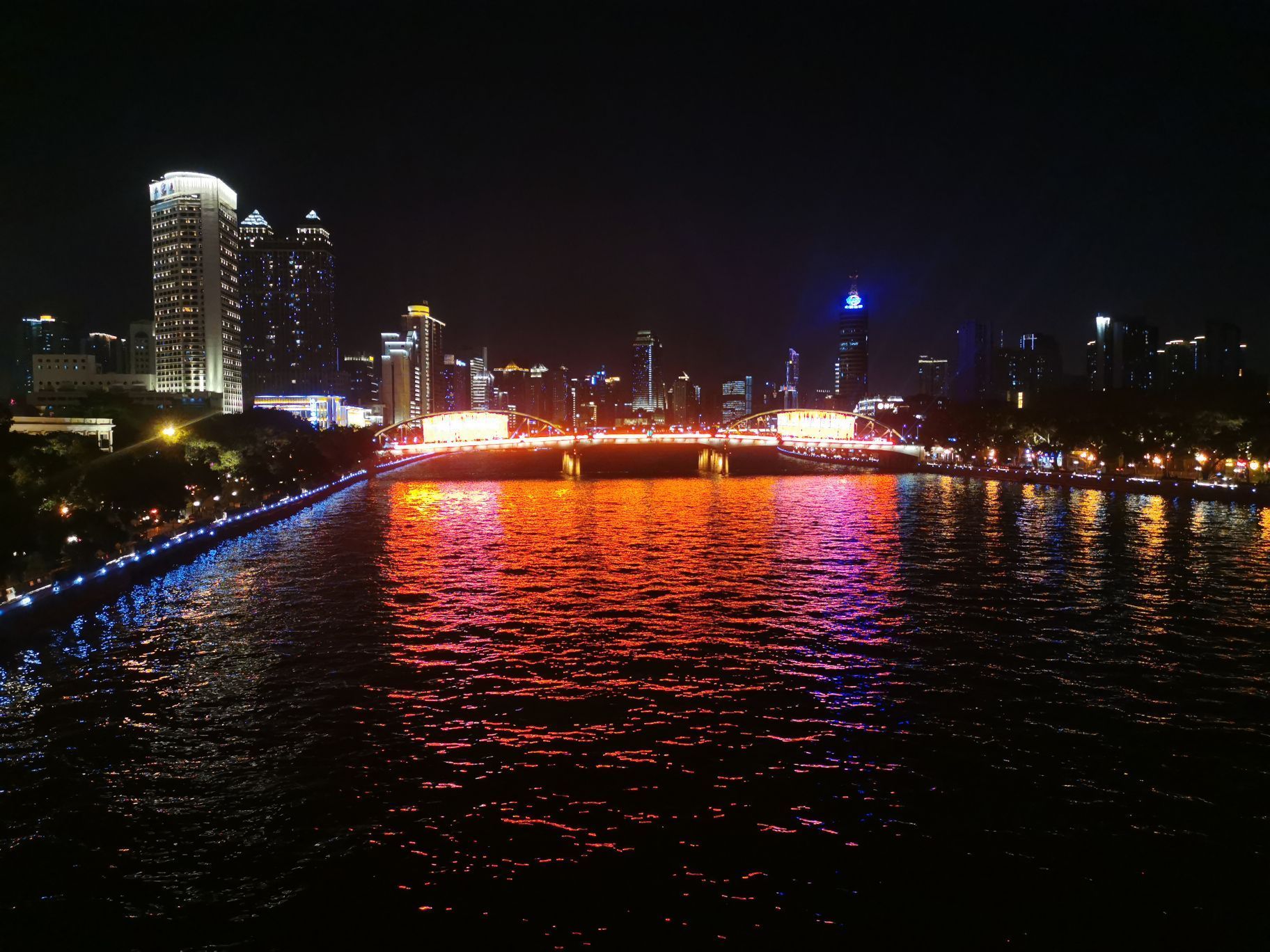【携程攻略】广州珠江夜游景点,广州的珠江夜游票价都在50以内，还是很亲民的。以前没有广州塔的时候…