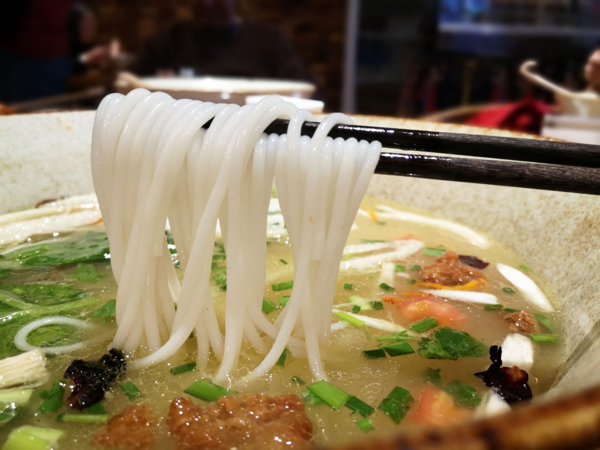 过桥米线,店面装修很云南,99一套的过桥仪式感满满,分量实在,配菜丰富