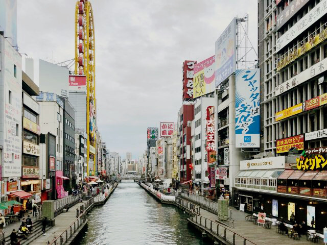 戎桥在道顿堀运河上面的一座很短的小桥桥上很多人都在学着格力高小