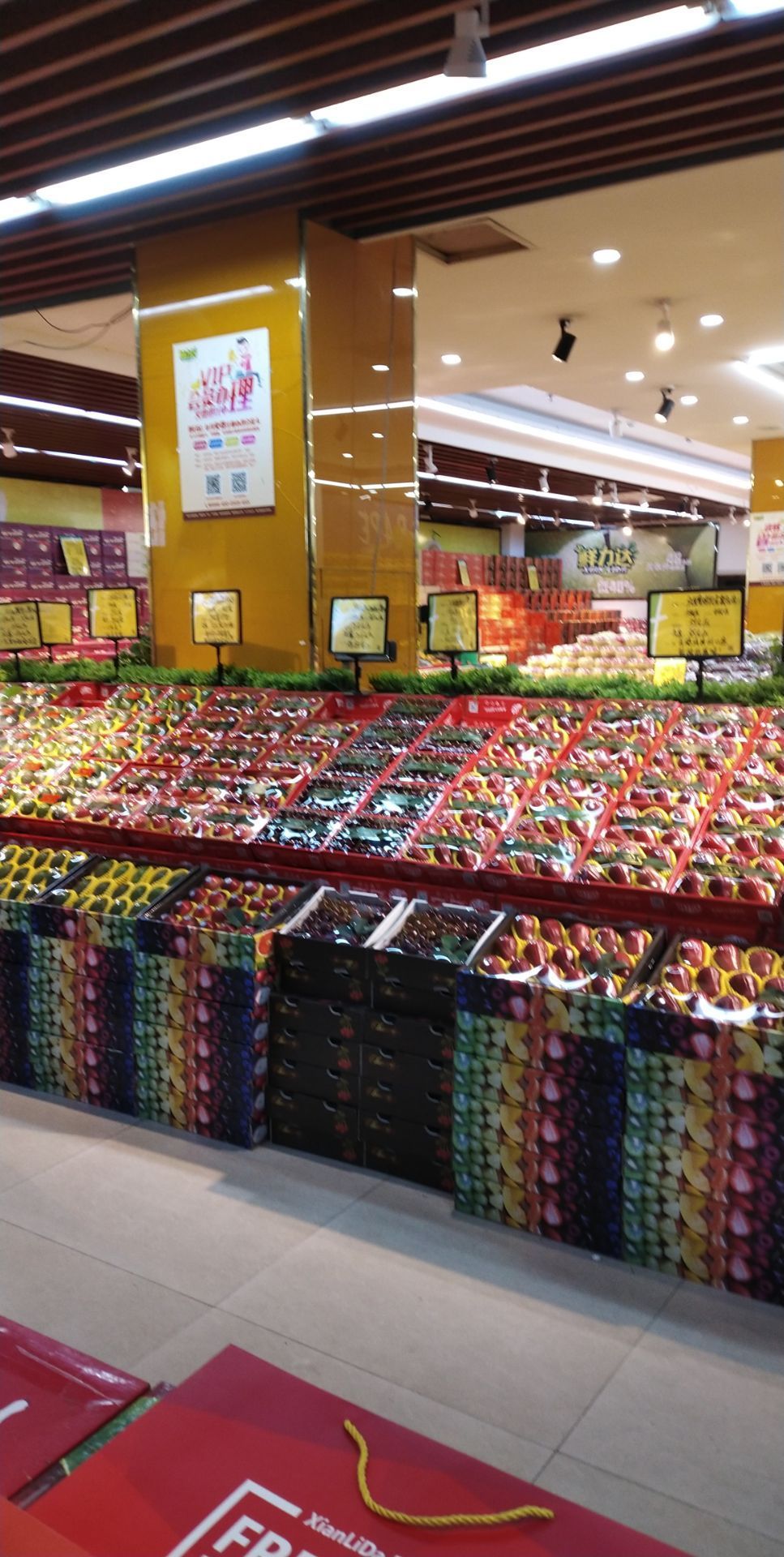 很方便,离公交车站只有一分钟的路程,他家的水果超级的新鲜,主要是