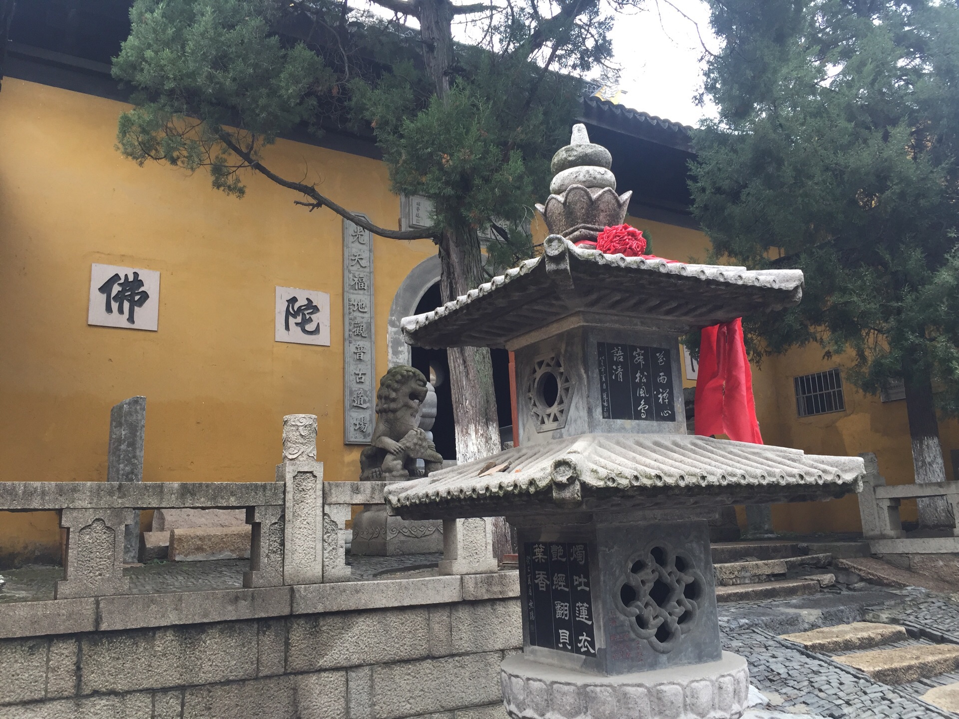 光福寺有千年历史,是苏州有名的古刹,去了那里应该去看看.门票15元.