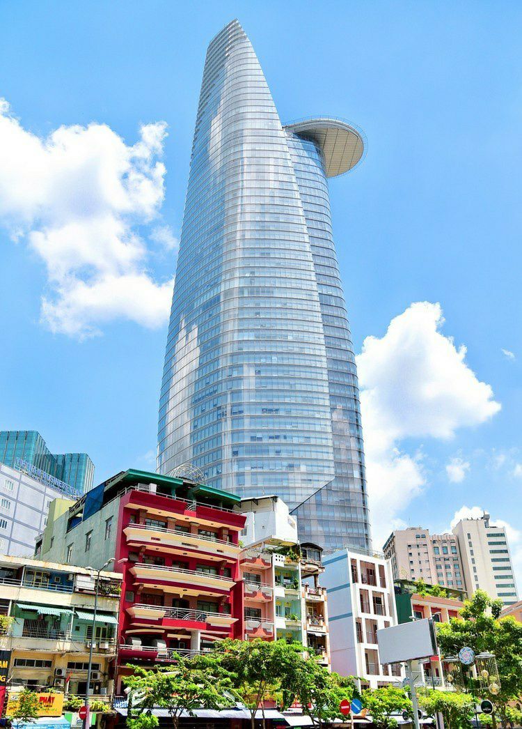 这座摩天大楼位于河边,这一片也是胡志明市最现代的一片区域了,高楼