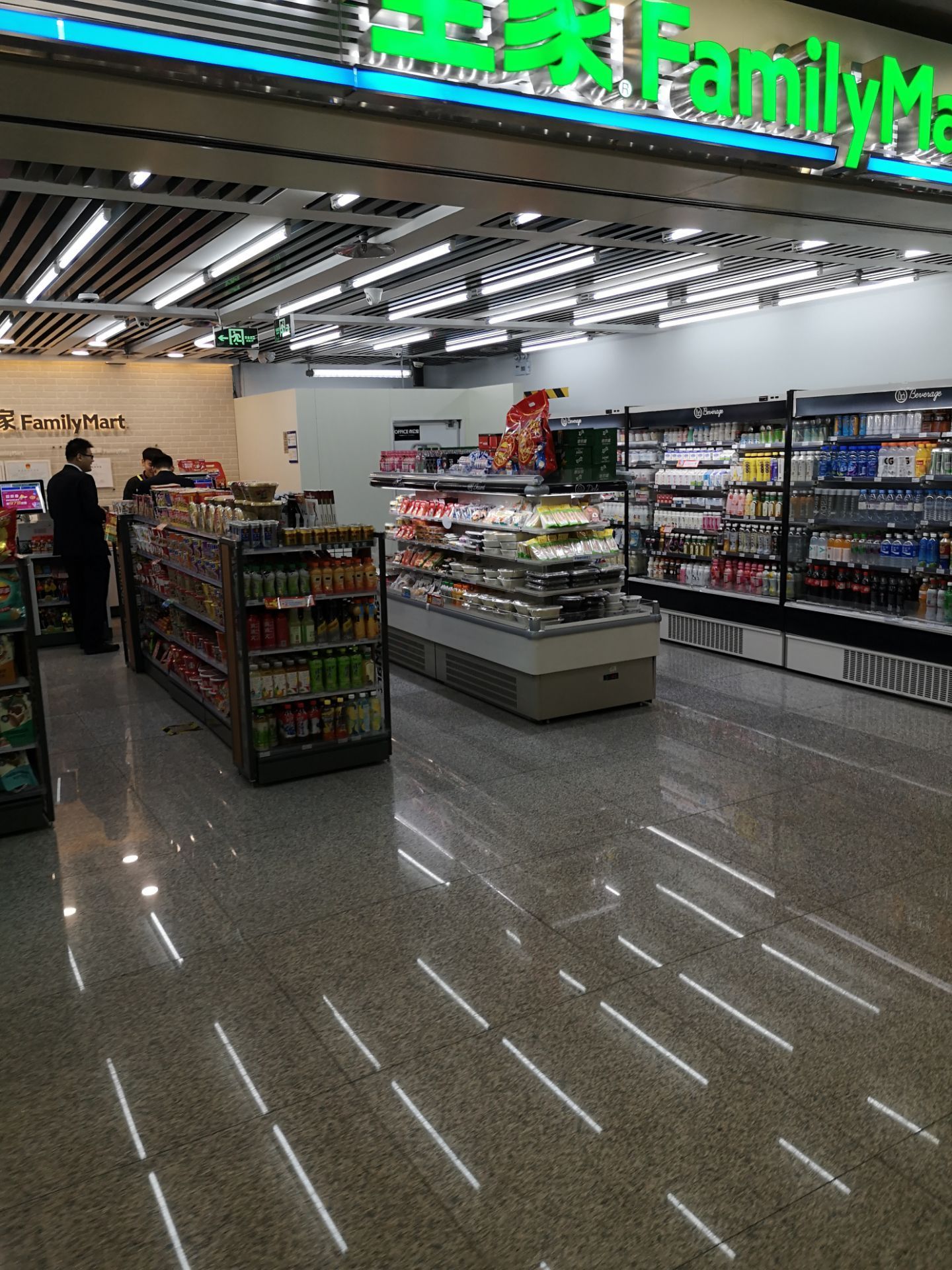 面哦,其实全家便利店开在机场里面没有太大优势的哦,价格又不比外面贵