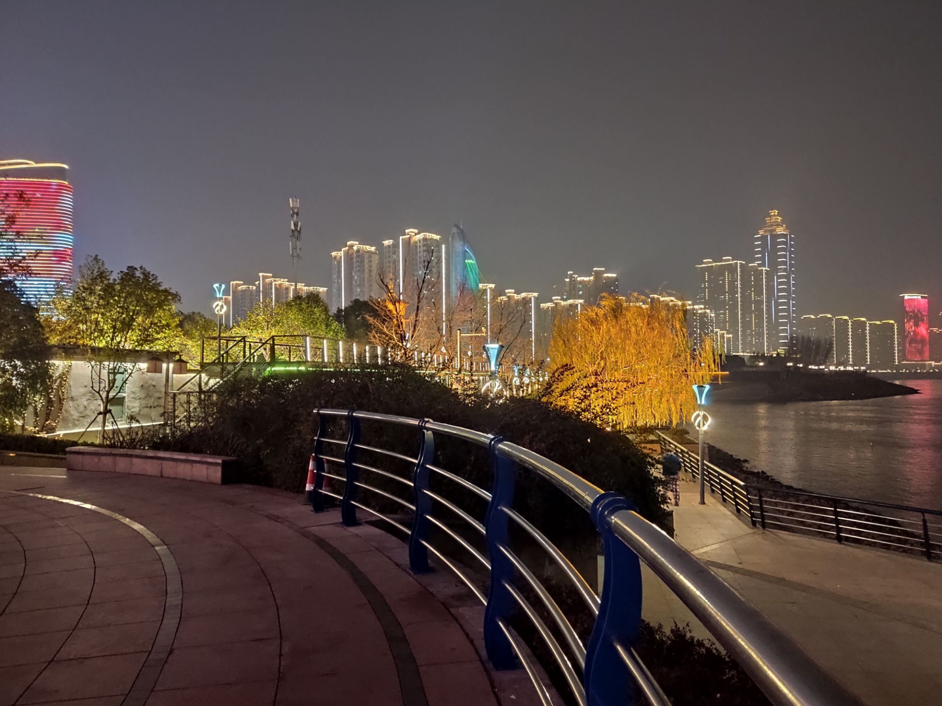 杨浦滨江打造一条有“心跳”的岸线，让“生活秀带”呼应百姓期待，让人在城市“诗意地栖居”