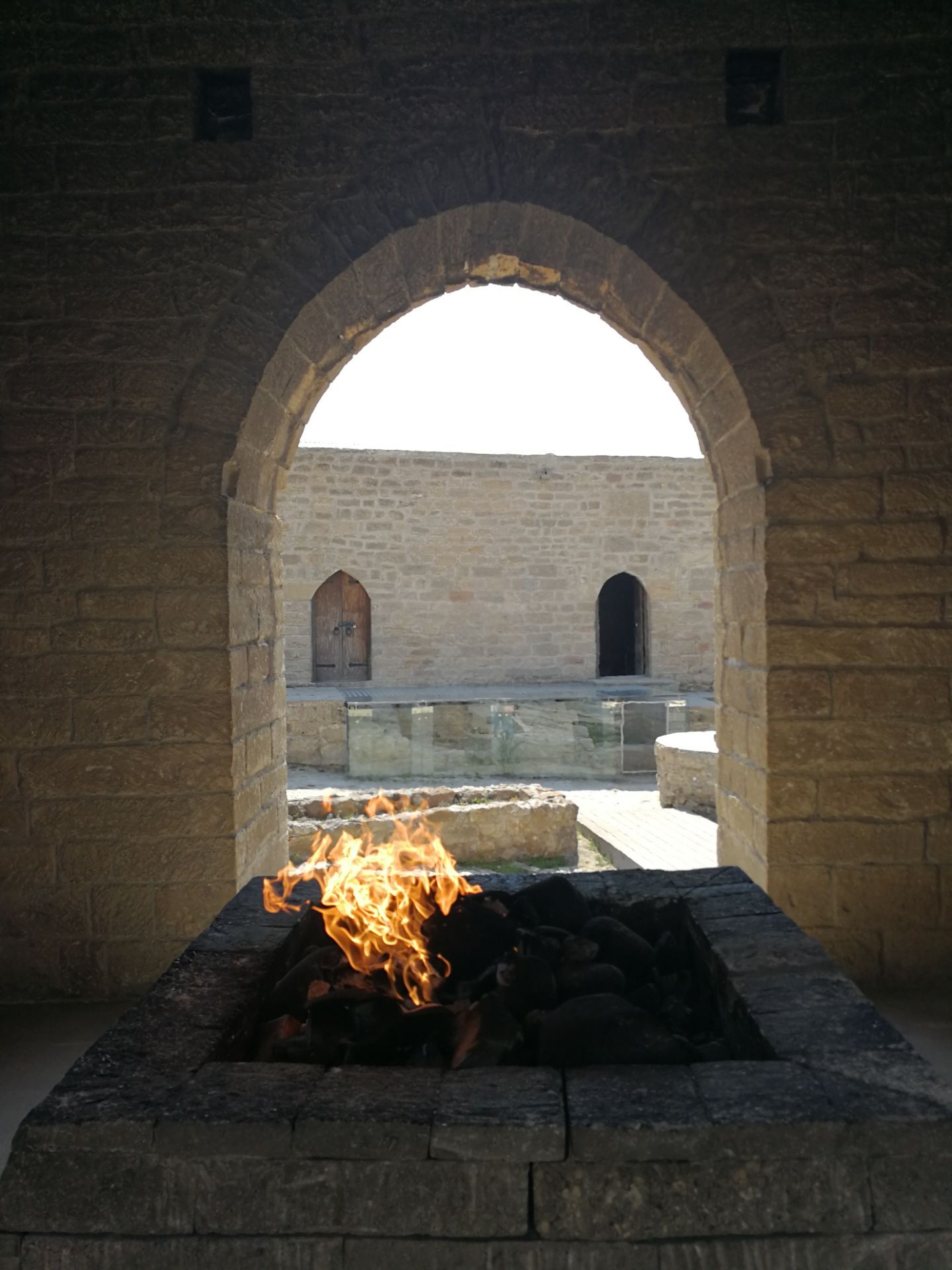 波斯语,意为火地,也就是有圣火的地方,祭祀圣火的地方),位于巴库