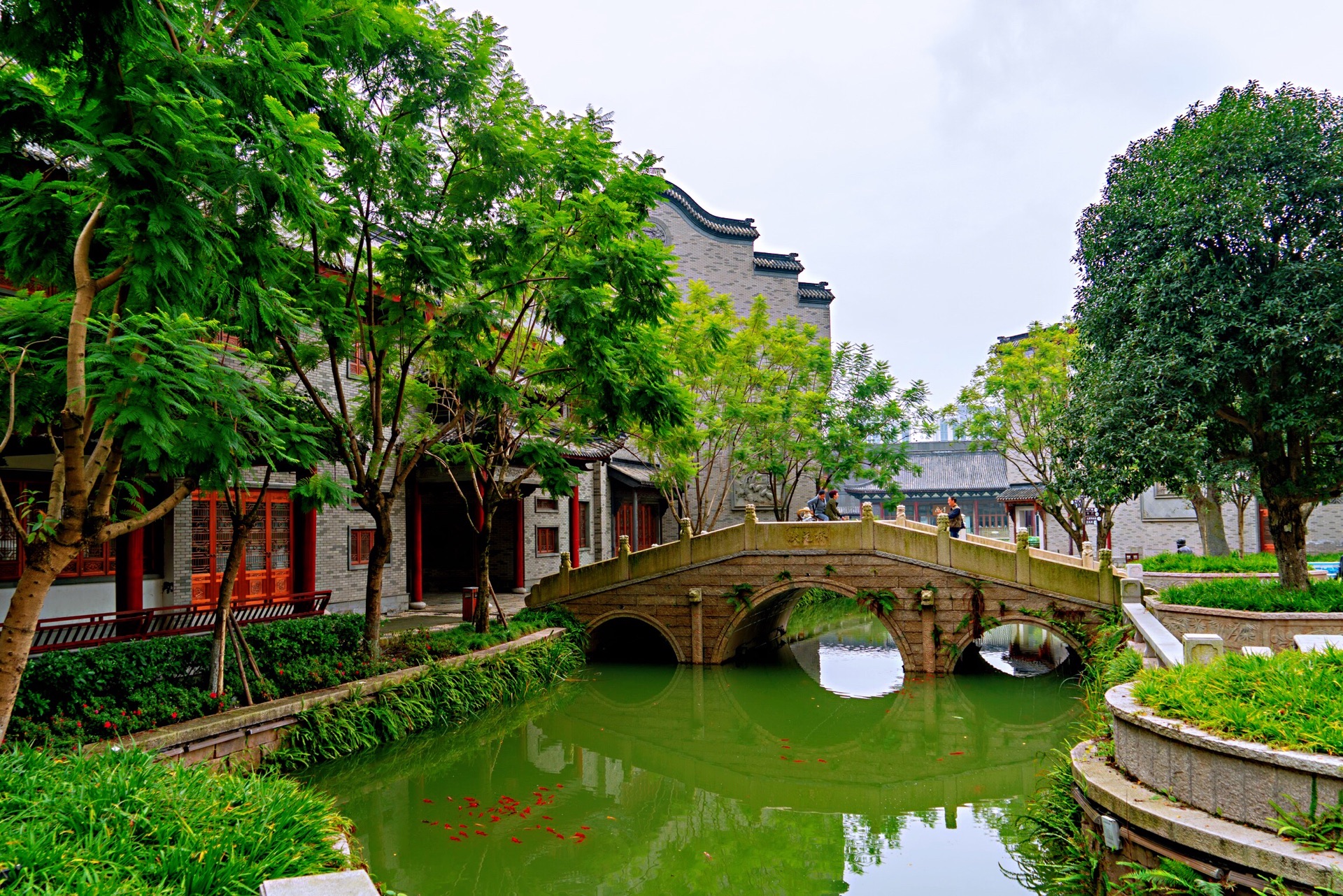 成都周边有很多古镇,这些古镇历史悠久,风景优美