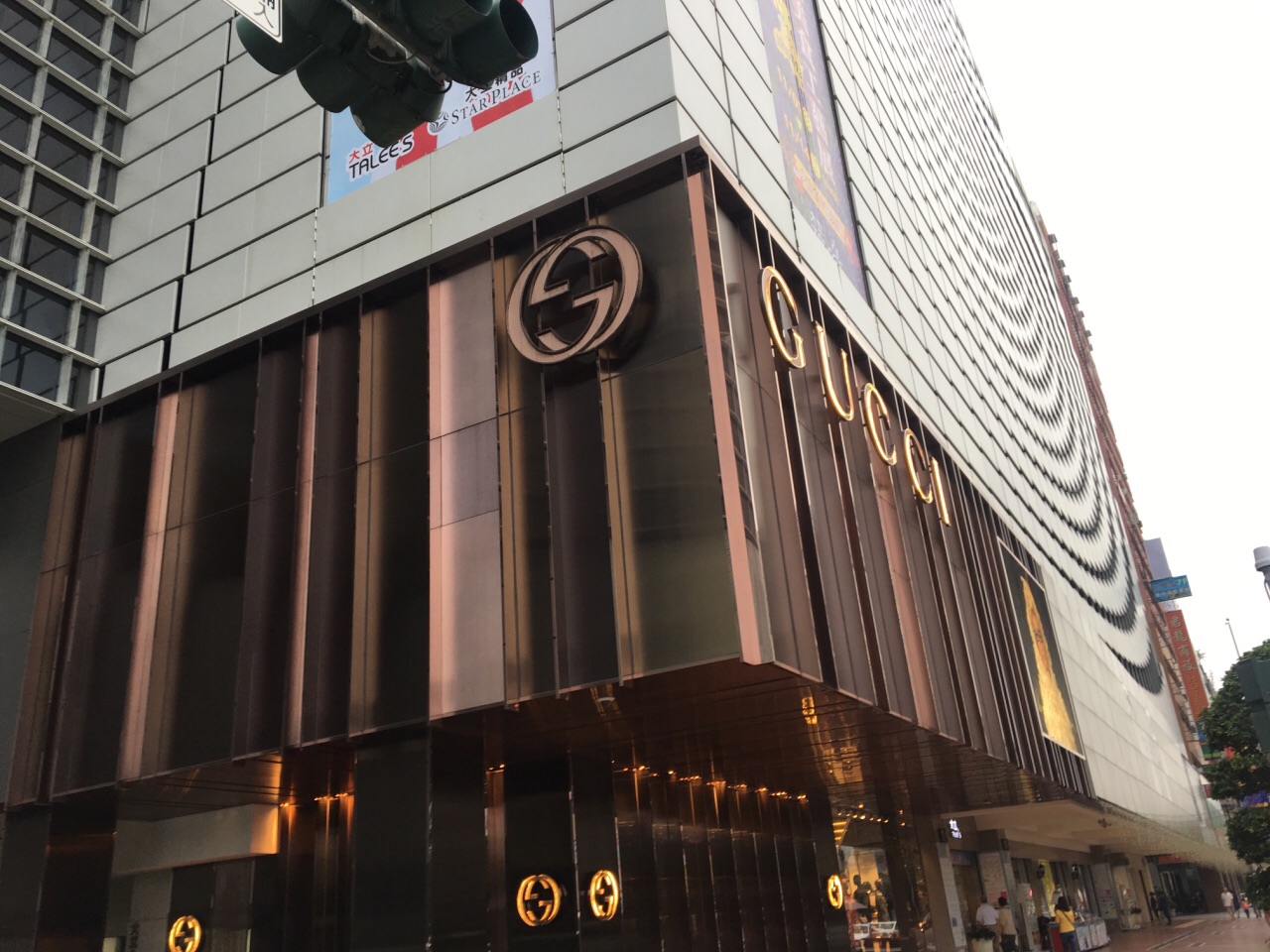 大立百货楼下的精品店,就只有gucci的专卖店.然