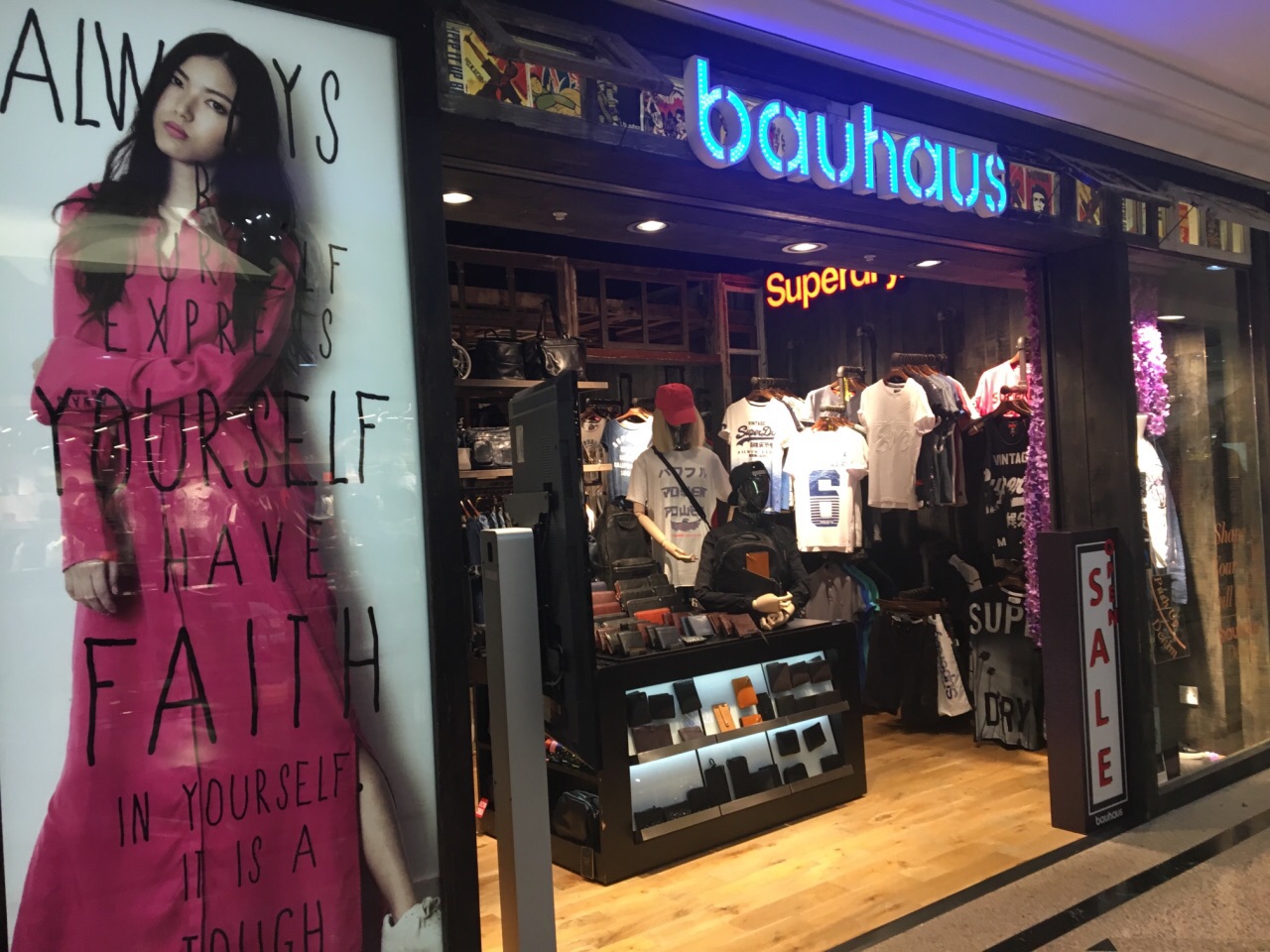 bauhaus是香港本土的设计品牌,有服饰也有包包还有钱夹,感觉设计很