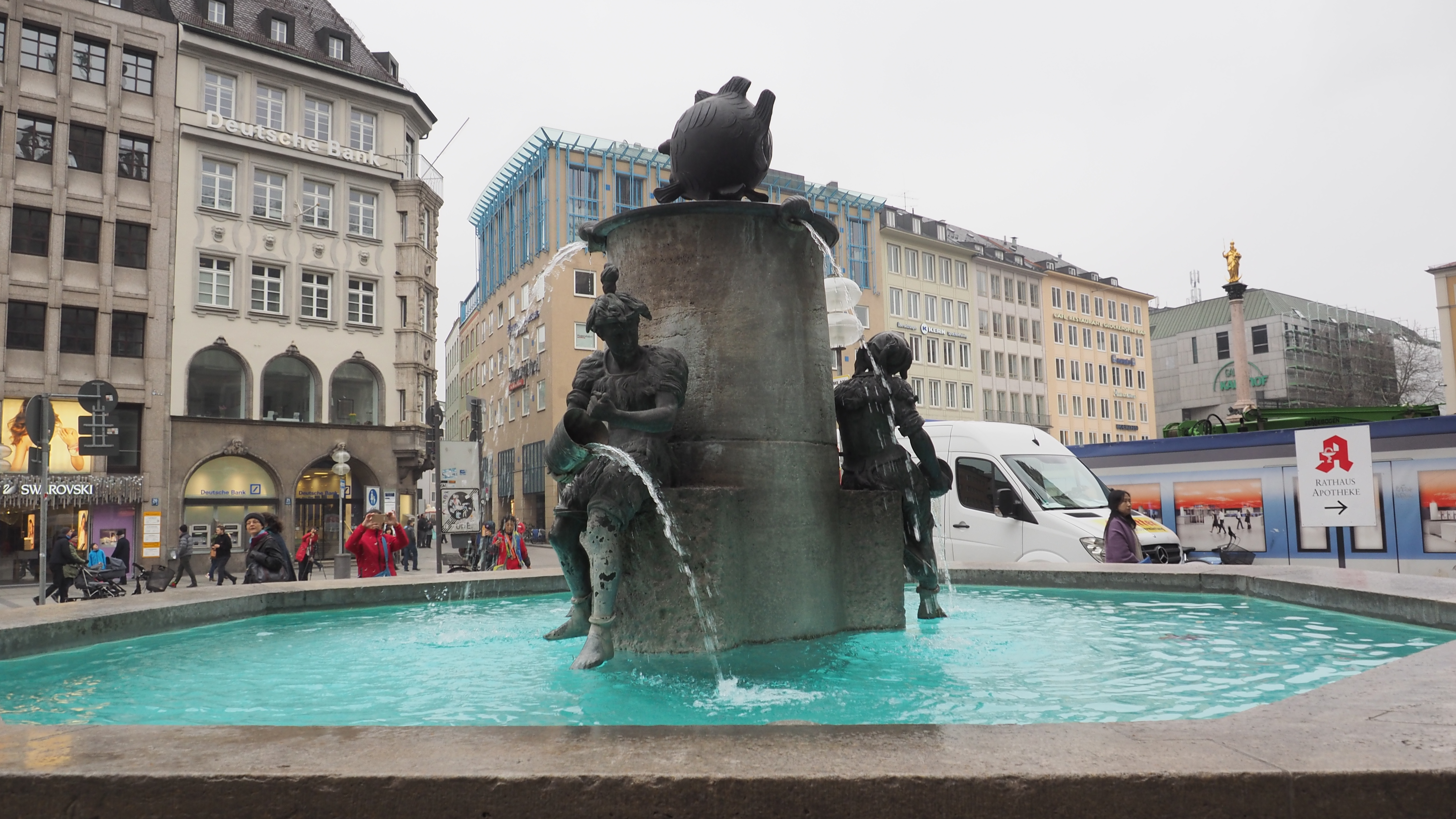 鱼泉许愿池建在慕尼黑玛丽亚广场上紧挨着慕尼黑新市政厅池中有喷泉水