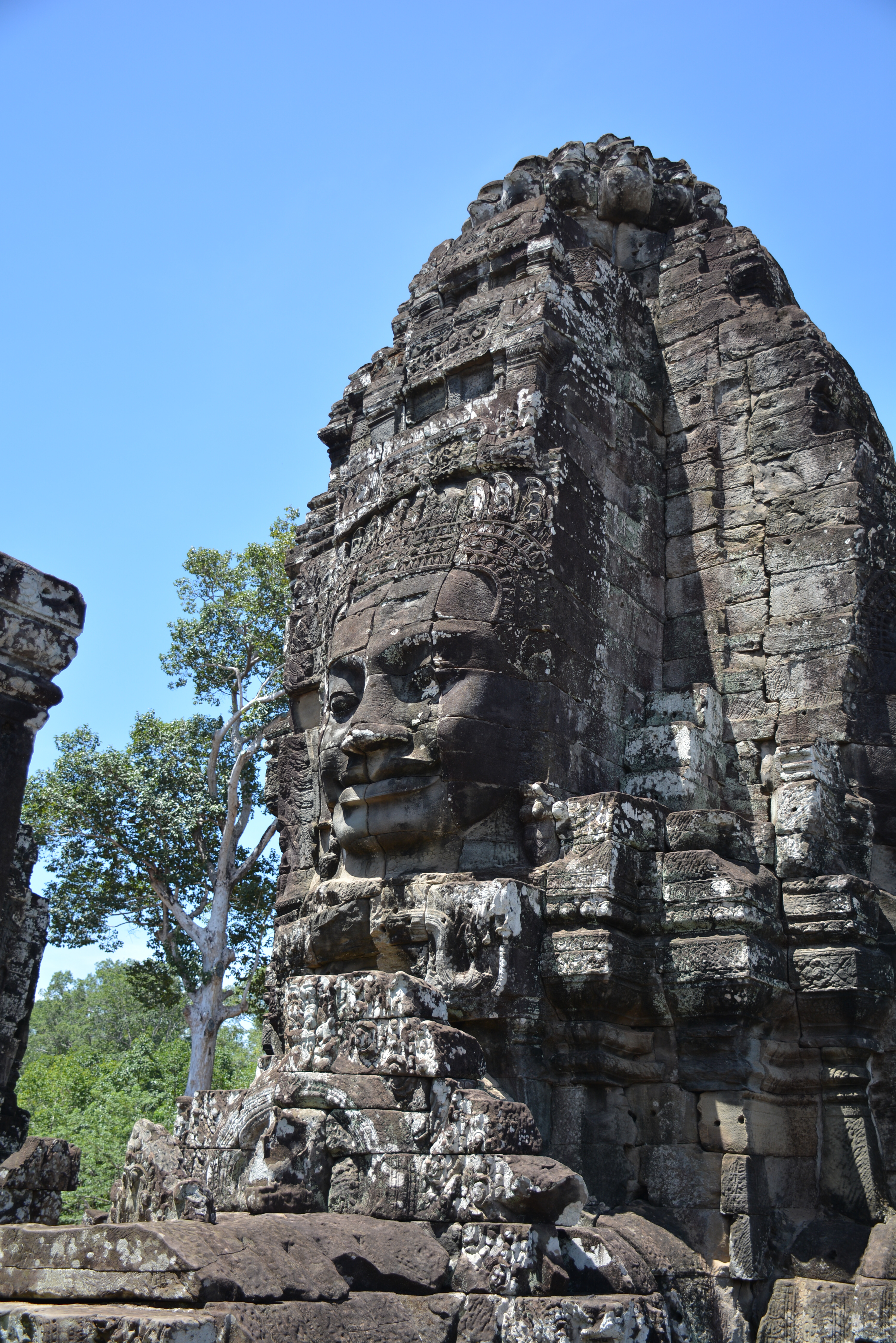 巴戎庙位于吴哥城的中心位置,巴戎庙是由一组共49座小宝塔围绕中央
