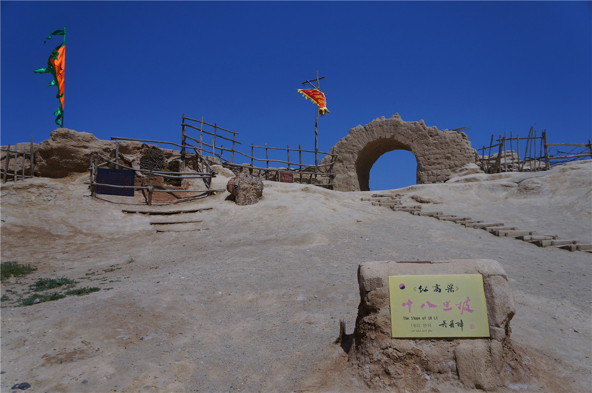 【携程攻略】银川月亮门景点,月亮门是镇北堡西部影视城里最标志性的