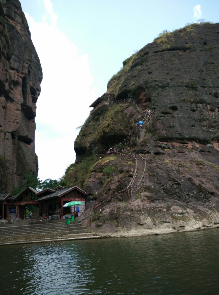 【携程攻略】龙虎山龙虎山风景区景点,竹筏漂流观赏两岸景色很漂亮