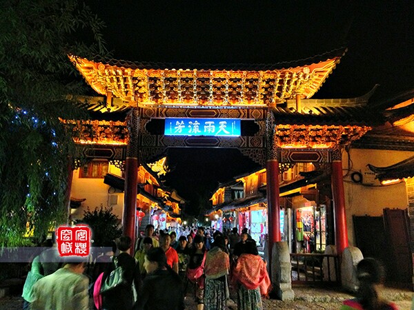 天雨流芳石牌坊